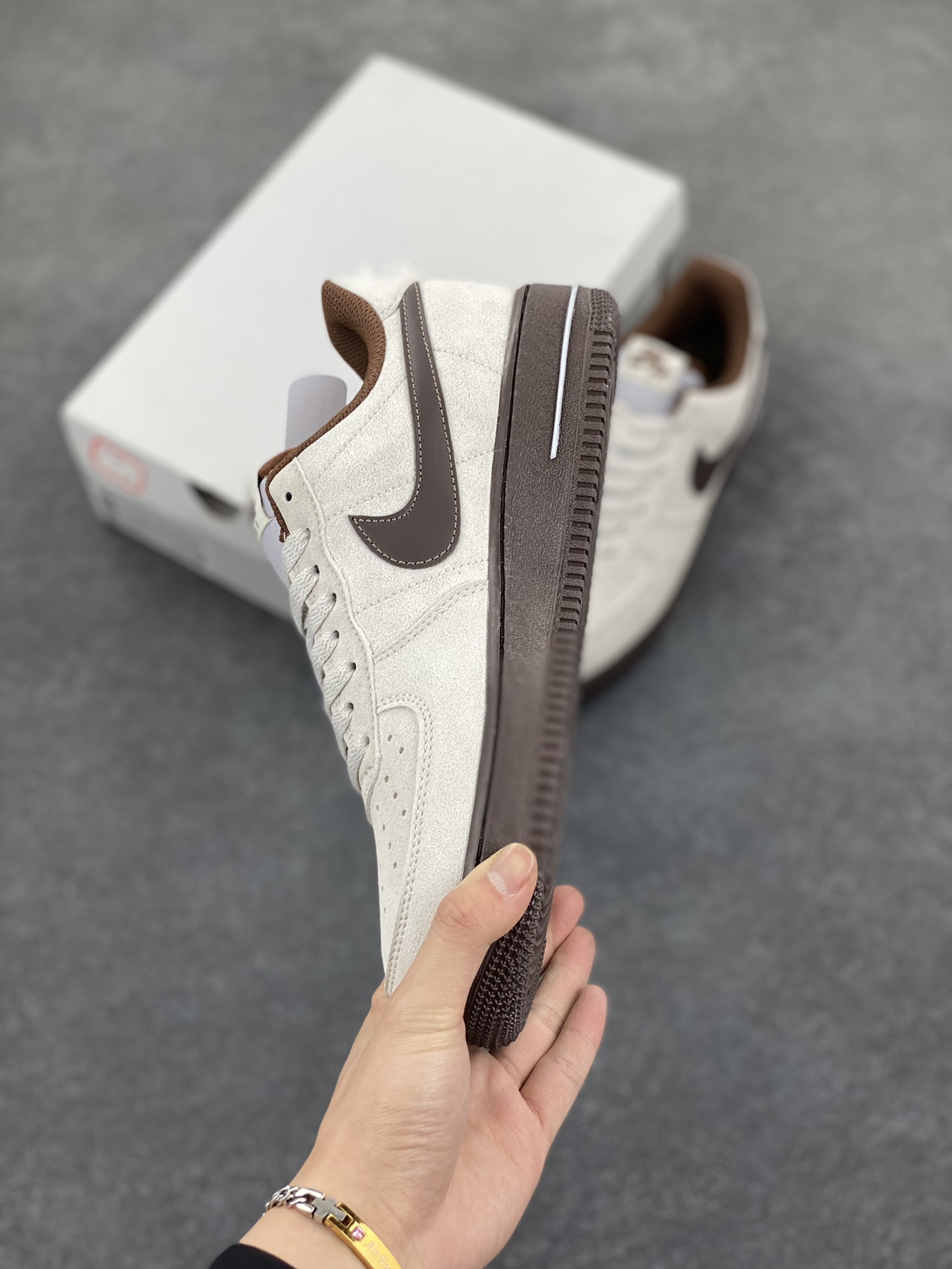 图片[3]-Nike Air Force 1 ’07 Low 空军一号低帮百搭休闲运动板鞋。柔软、弹性十足的缓震性能和出色的中底设计，横跨复古与现代的外型结合，造就出风靡全球三十多年的Force 1，直到今天还深受青睐 货号：HQ3485-104 尺码：36 36.5 37.5 38 38.5 39 40 40.5 41 42 42.5 43 44 44.5 45-选品中心