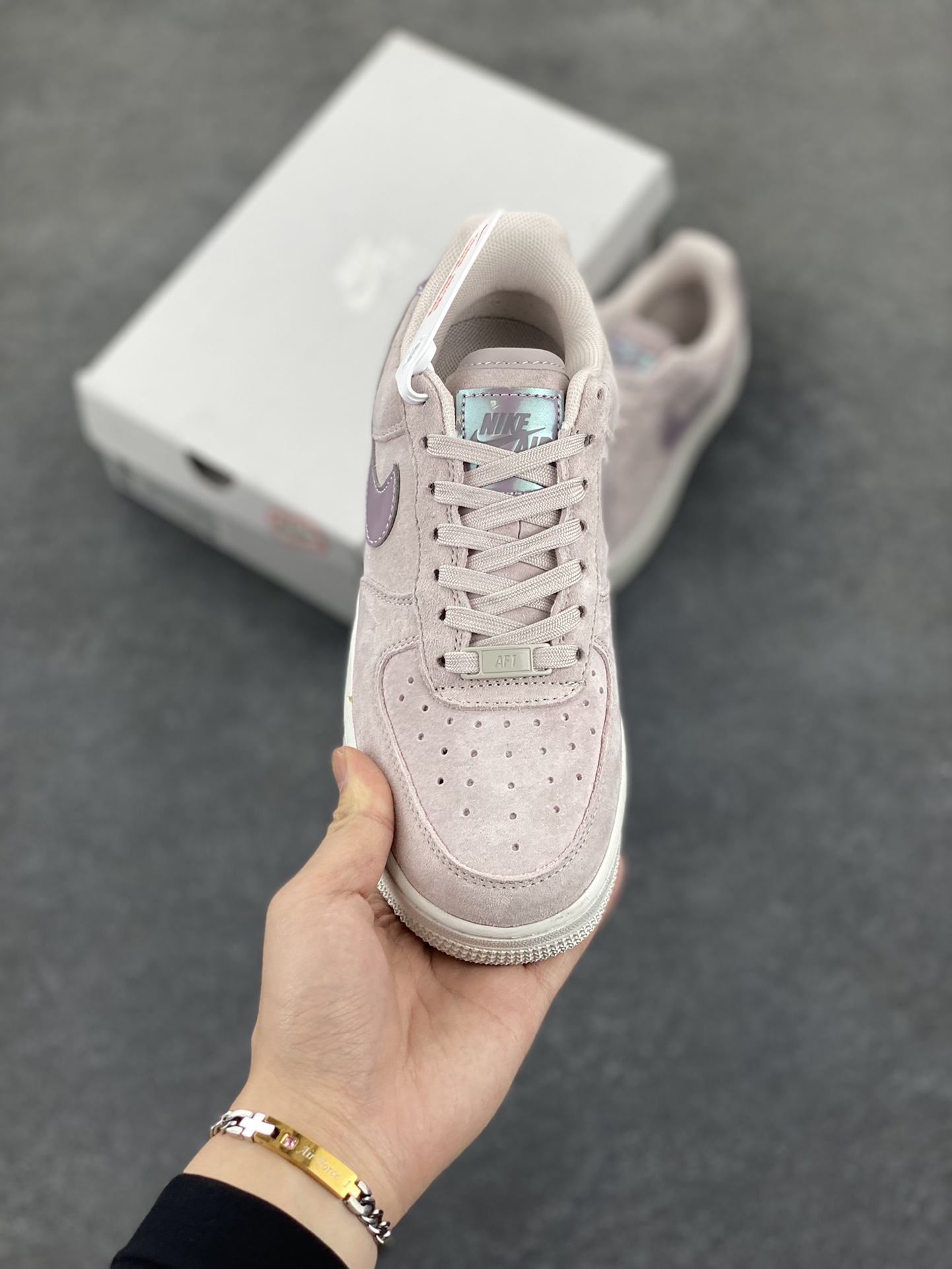 图片[2]-Air Force 1\’ 07 翻毛粉 原楦头原纸板 打造纯正空军版型 专注外贸渠道 全掌内置蜂窝气垫 #原盒配件 原厂中底钢印、拉帮完美 货号：HJ4401-001 尺码：36 36.5 37.5 38 38.5 39 40 40.5 41 42 42.5 43 44 44.5 45-选品中心