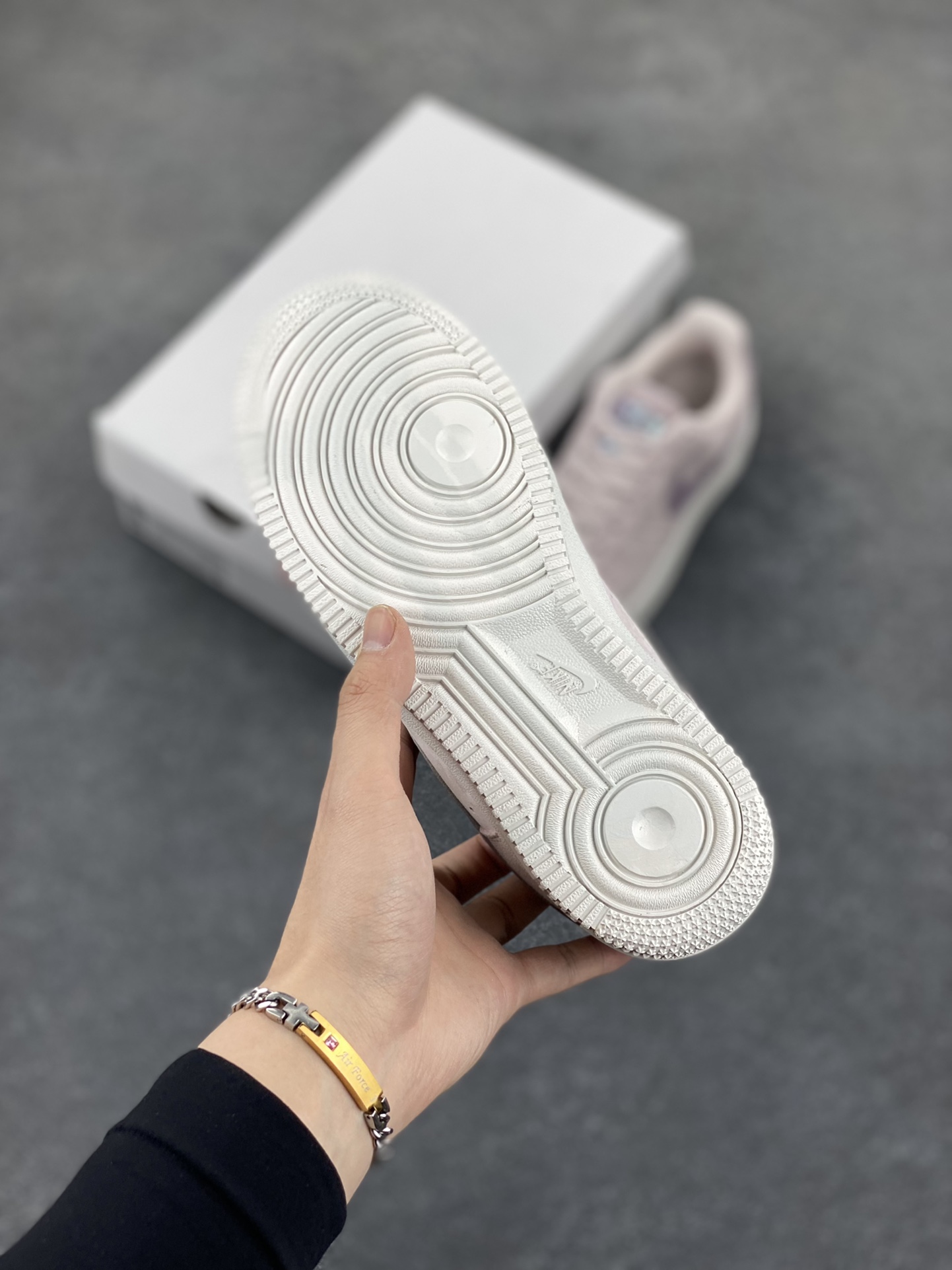 图片[5]-Air Force 1\’ 07 翻毛粉 原楦头原纸板 打造纯正空军版型 专注外贸渠道 全掌内置蜂窝气垫 #原盒配件 原厂中底钢印、拉帮完美 货号：HJ4401-001 尺码：36 36.5 37.5 38 38.5 39 40 40.5 41 42 42.5 43 44 44.5 45-选品中心