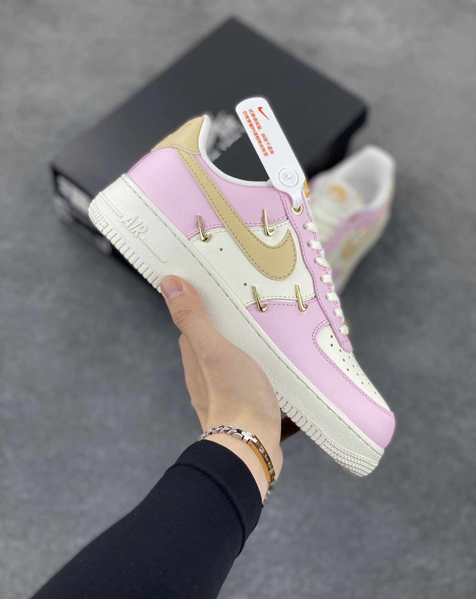 Air Force 1\’ 07 粉金 原楦头原纸板 打造纯正空军版型 专注外贸渠道 全掌内置蜂窝气垫 #原盒配件 原厂中底钢印、拉帮完美 货号:IB2574-600 尺码:35.5 36 36.5 37.5 38 38.5 39 40 40.5 41 42-选品中心