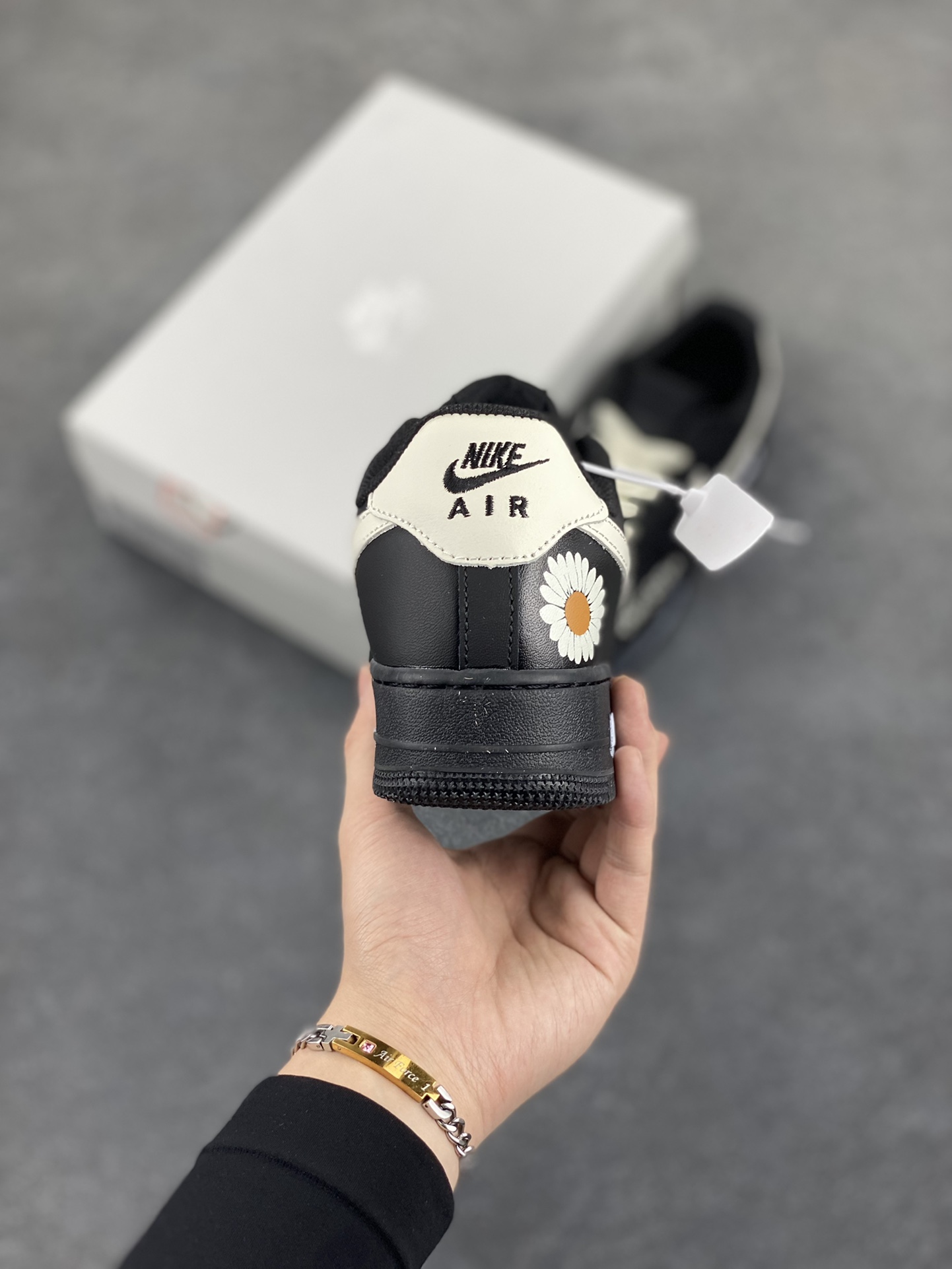 图片[4]-Nike Air Force 1 Low 空军一号低帮百搭休闲运动板鞋。柔软、弹性十足的缓震性能和出色的中底设计，横跨复古与现代的外型结合，造就出风靡全球三十多年的Force 1，直到今天还深受青睐。 货号：CW2288-001 尺码：36 36.5 37.5 38 38.5 39 40 40.5 41 42 42.5 43 44 44.5 45-选品中心