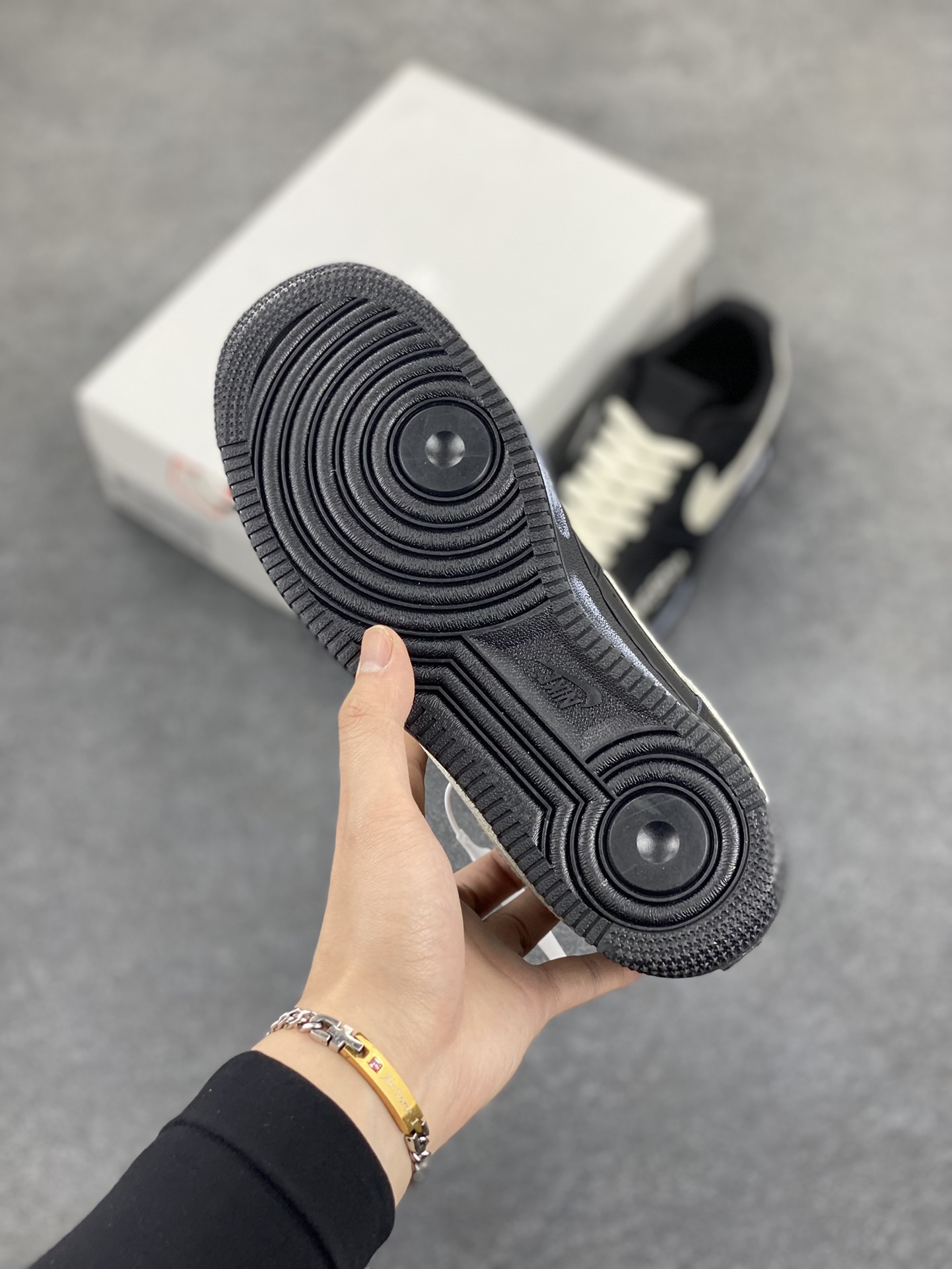 图片[5]-Nike Air Force 1 Low 空军一号低帮百搭休闲运动板鞋。柔软、弹性十足的缓震性能和出色的中底设计，横跨复古与现代的外型结合，造就出风靡全球三十多年的Force 1，直到今天还深受青睐。 货号：CW2288-001 尺码：36 36.5 37.5 38 38.5 39 40 40.5 41 42 42.5 43 44 44.5 45-选品中心