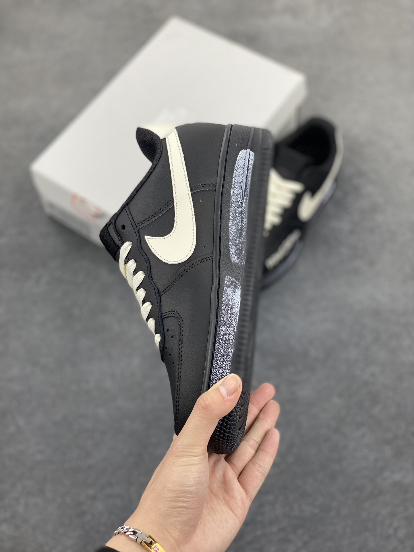 图片[3]-Nike Air Force 1 Low 空军一号低帮百搭休闲运动板鞋。柔软、弹性十足的缓震性能和出色的中底设计，横跨复古与现代的外型结合，造就出风靡全球三十多年的Force 1，直到今天还深受青睐。 货号：CW2288-001 尺码：36 36.5 37.5 38 38.5 39 40 40.5 41 42 42.5 43 44 44.5 45-选品中心