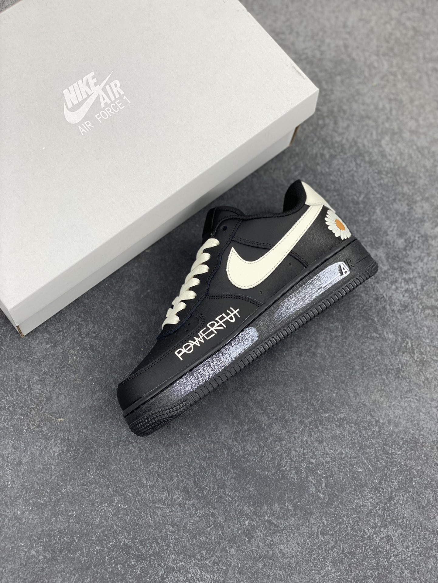 图片[7]-Nike Air Force 1 Low 空军一号低帮百搭休闲运动板鞋。柔软、弹性十足的缓震性能和出色的中底设计，横跨复古与现代的外型结合，造就出风靡全球三十多年的Force 1，直到今天还深受青睐。 货号：CW2288-001 尺码：36 36.5 37.5 38 38.5 39 40 40.5 41 42 42.5 43 44 44.5 45-选品中心