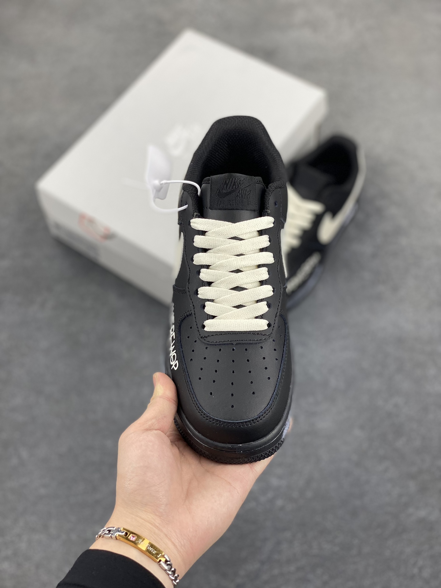 图片[2]-Nike Air Force 1 Low 空军一号低帮百搭休闲运动板鞋。柔软、弹性十足的缓震性能和出色的中底设计，横跨复古与现代的外型结合，造就出风靡全球三十多年的Force 1，直到今天还深受青睐。 货号：CW2288-001 尺码：36 36.5 37.5 38 38.5 39 40 40.5 41 42 42.5 43 44 44.5 45-选品中心