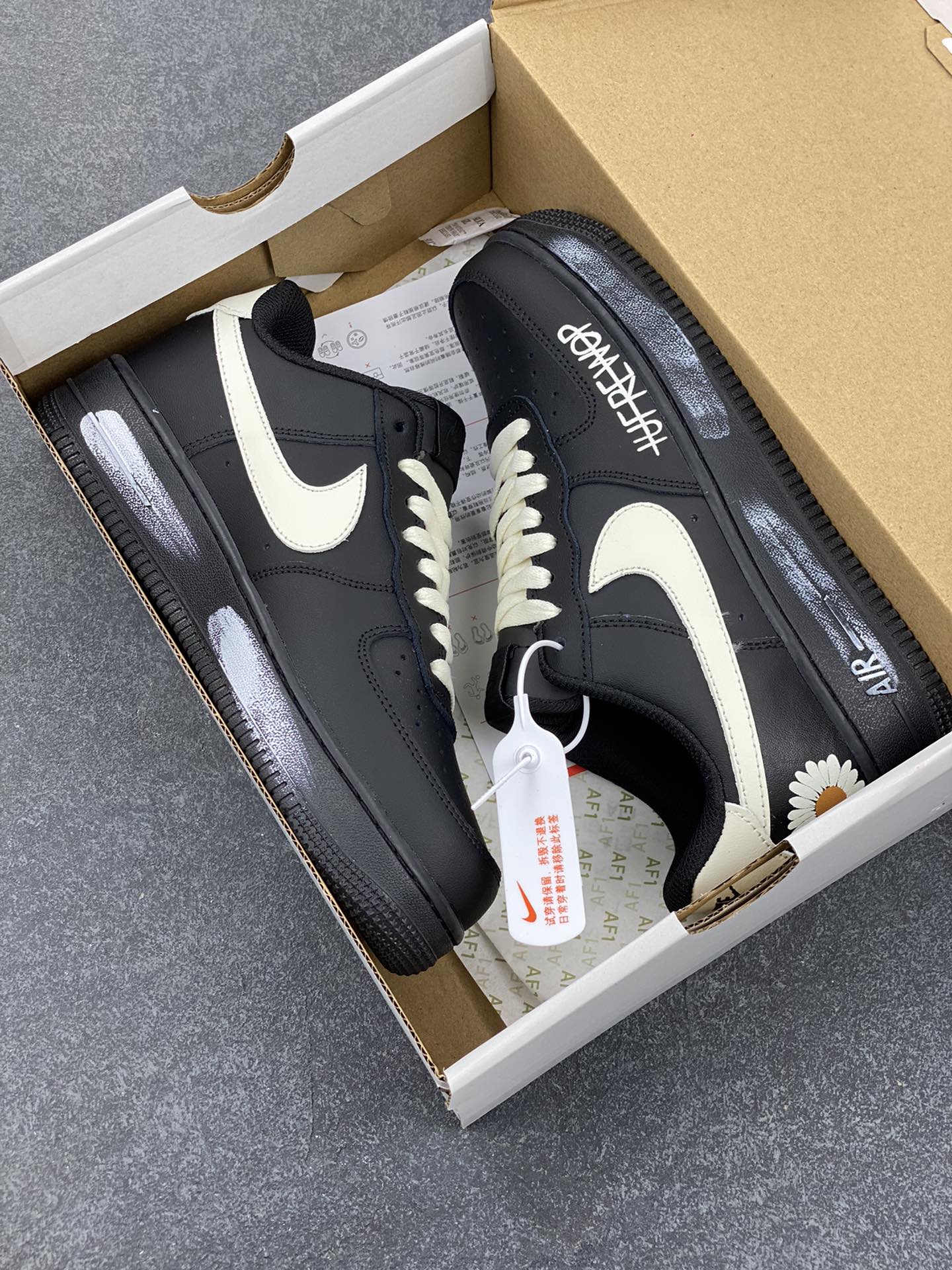 图片[9]-Nike Air Force 1 Low 空军一号低帮百搭休闲运动板鞋。柔软、弹性十足的缓震性能和出色的中底设计，横跨复古与现代的外型结合，造就出风靡全球三十多年的Force 1，直到今天还深受青睐。 货号：CW2288-001 尺码：36 36.5 37.5 38 38.5 39 40 40.5 41 42 42.5 43 44 44.5 45-选品中心