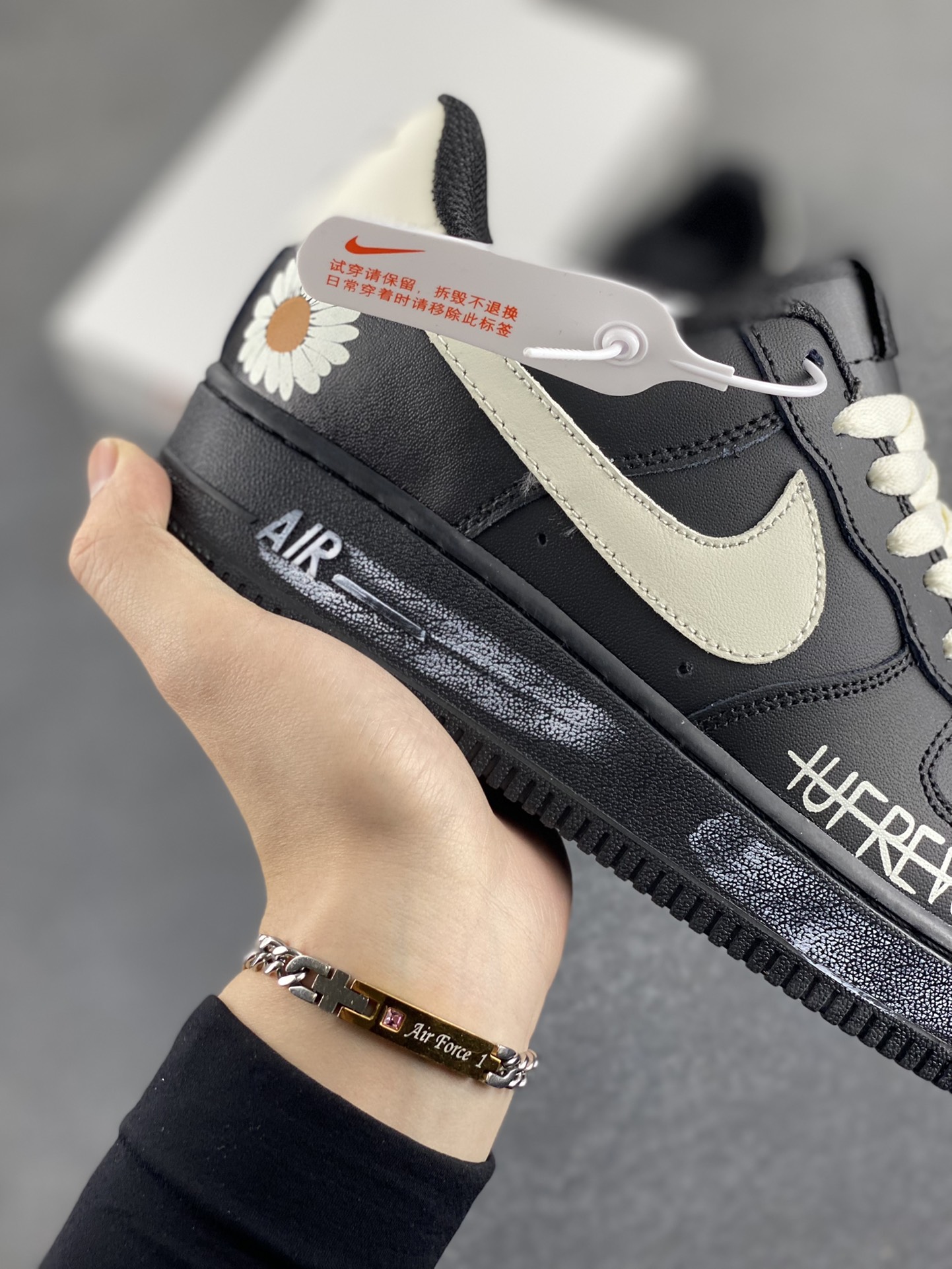 图片[6]-Nike Air Force 1 Low 空军一号低帮百搭休闲运动板鞋。柔软、弹性十足的缓震性能和出色的中底设计，横跨复古与现代的外型结合，造就出风靡全球三十多年的Force 1，直到今天还深受青睐。 货号：CW2288-001 尺码：36 36.5 37.5 38 38.5 39 40 40.5 41 42 42.5 43 44 44.5 45-选品中心