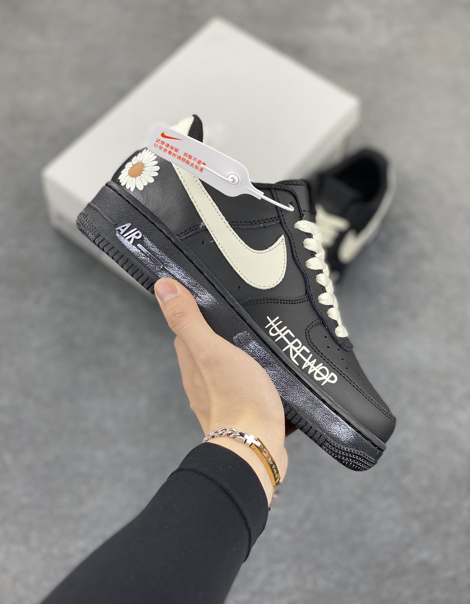 Nike Air Force 1 Low 空军一号低帮百搭休闲运动板鞋。柔软、弹性十足的缓震性能和出色的中底设计，横跨复古与现代的外型结合，造就出风靡全球三十多年的Force 1，直到今天还深受青睐。 货号：CW2288-001 尺码：36 36.5 37.5 38 38.5 39 40 40.5 41 42 42.5 43 44 44.5 45-选品中心