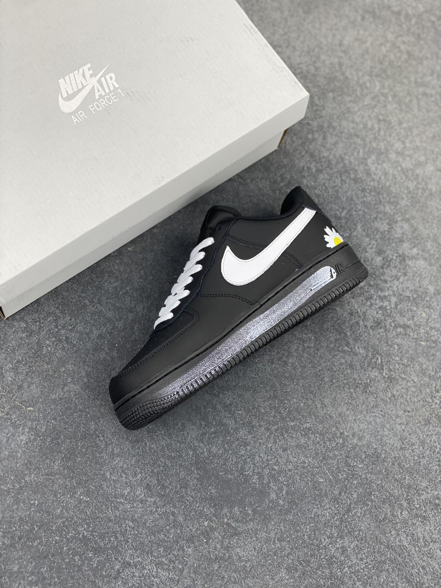 图片[7]-Nike Air Force 1 Low 空军一号低帮百搭休闲运动板鞋。柔软、弹性十足的缓震性能和出色的中底设计，横跨复古与现代的外型结合，造就出风靡全球三十多年的Force 1，直到今天还深受青睐。 货号：CW2288-001 尺码：36 36.5 37.5 38 38.5 39 40 40.5 41 42 42.5 43 44 44.5 45-选品中心