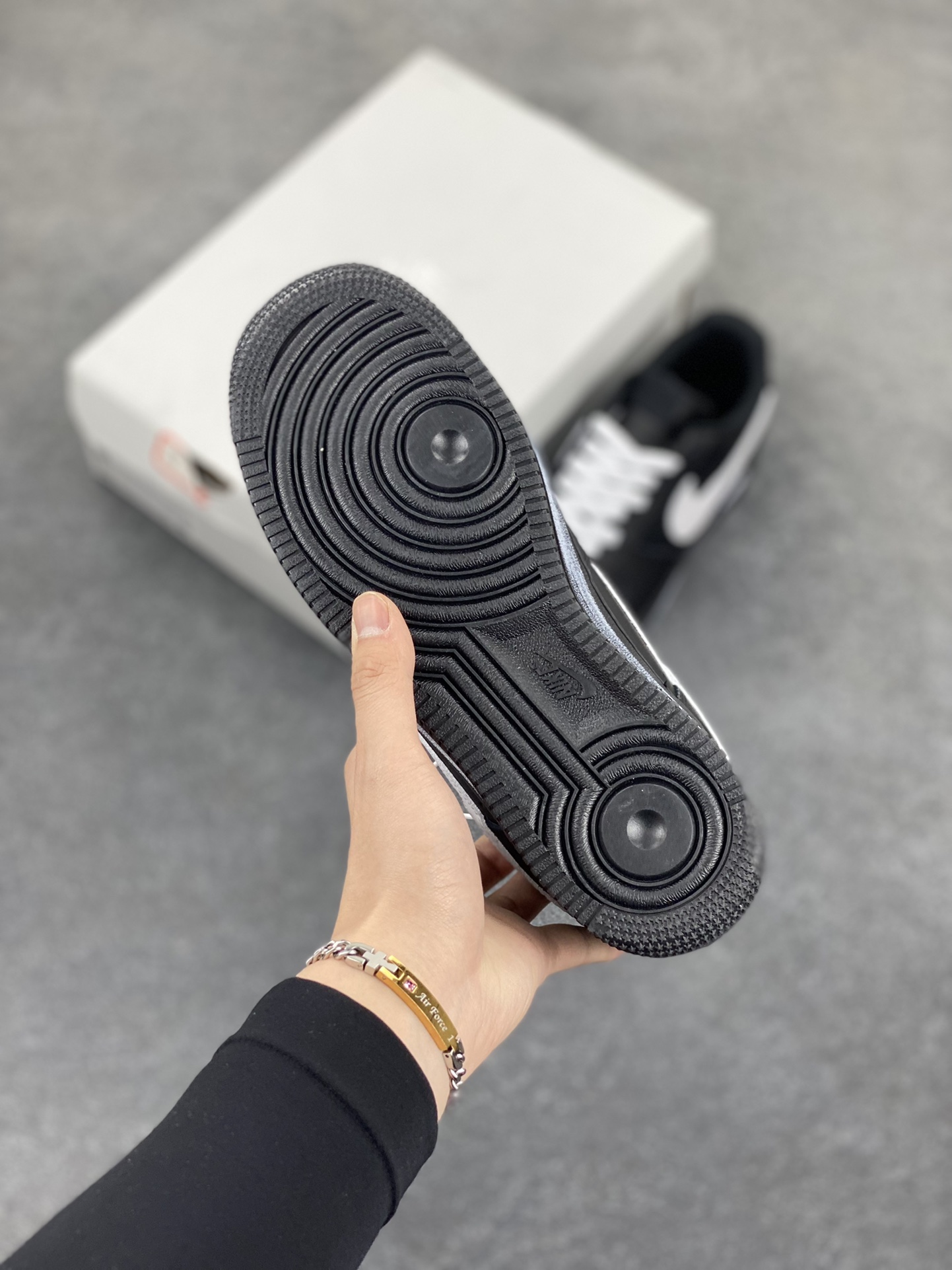 图片[5]-Nike Air Force 1 Low 空军一号低帮百搭休闲运动板鞋。柔软、弹性十足的缓震性能和出色的中底设计，横跨复古与现代的外型结合，造就出风靡全球三十多年的Force 1，直到今天还深受青睐。 货号：CW2288-001 尺码：36 36.5 37.5 38 38.5 39 40 40.5 41 42 42.5 43 44 44.5 45-选品中心