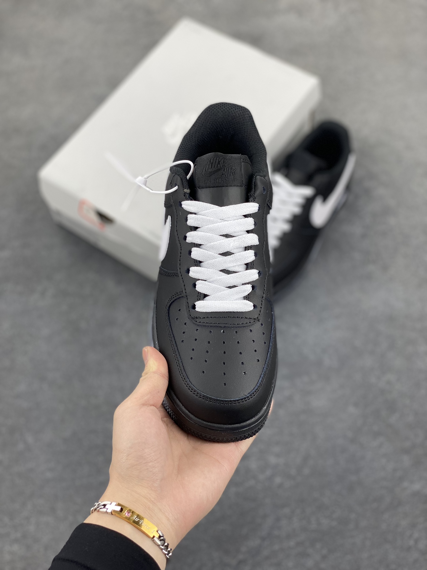 图片[2]-Nike Air Force 1 Low 空军一号低帮百搭休闲运动板鞋。柔软、弹性十足的缓震性能和出色的中底设计，横跨复古与现代的外型结合，造就出风靡全球三十多年的Force 1，直到今天还深受青睐。 货号：CW2288-001 尺码：36 36.5 37.5 38 38.5 39 40 40.5 41 42 42.5 43 44 44.5 45-选品中心
