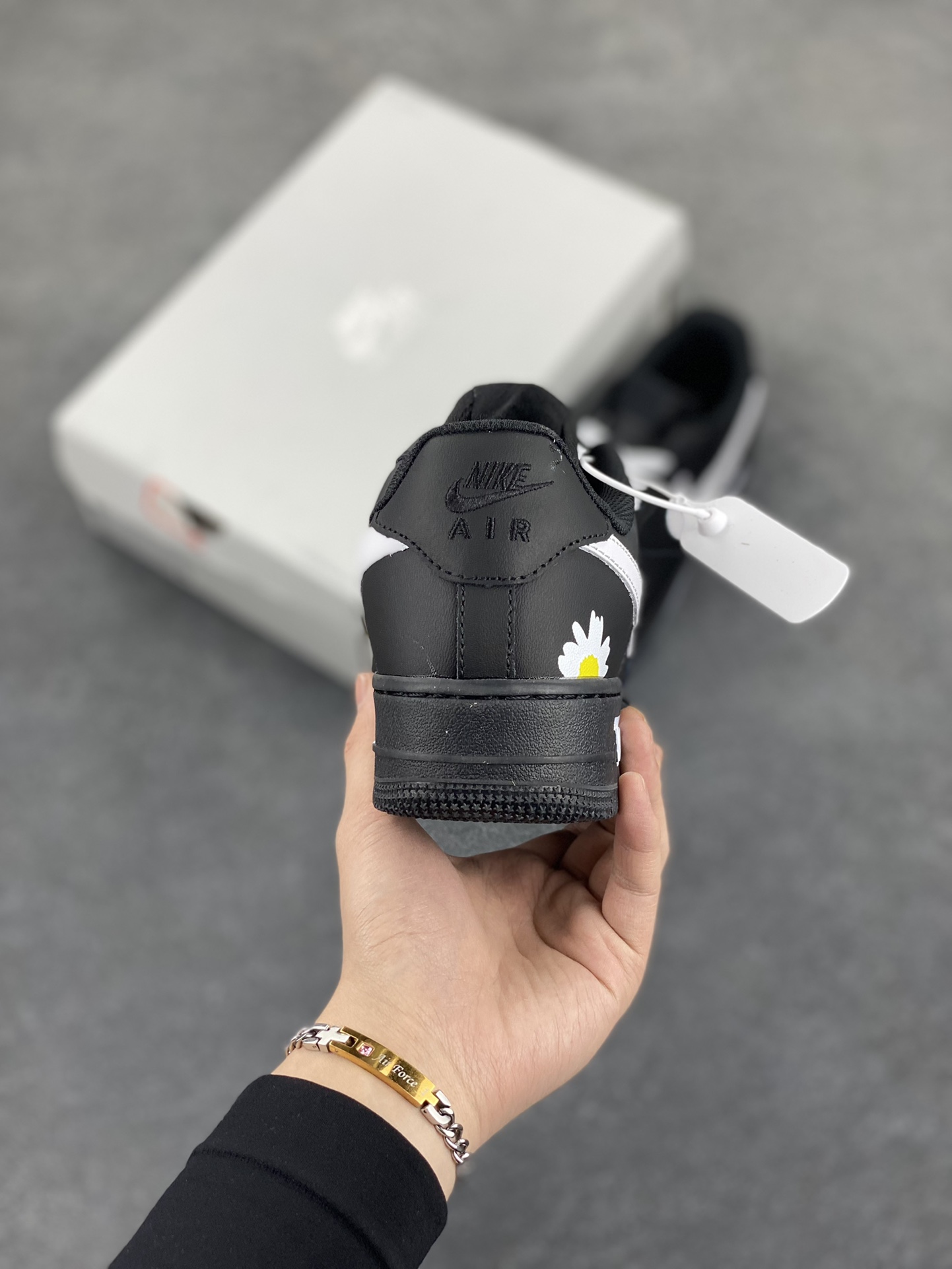 图片[4]-Nike Air Force 1 Low 空军一号低帮百搭休闲运动板鞋。柔软、弹性十足的缓震性能和出色的中底设计，横跨复古与现代的外型结合，造就出风靡全球三十多年的Force 1，直到今天还深受青睐。 货号：CW2288-001 尺码：36 36.5 37.5 38 38.5 39 40 40.5 41 42 42.5 43 44 44.5 45-选品中心