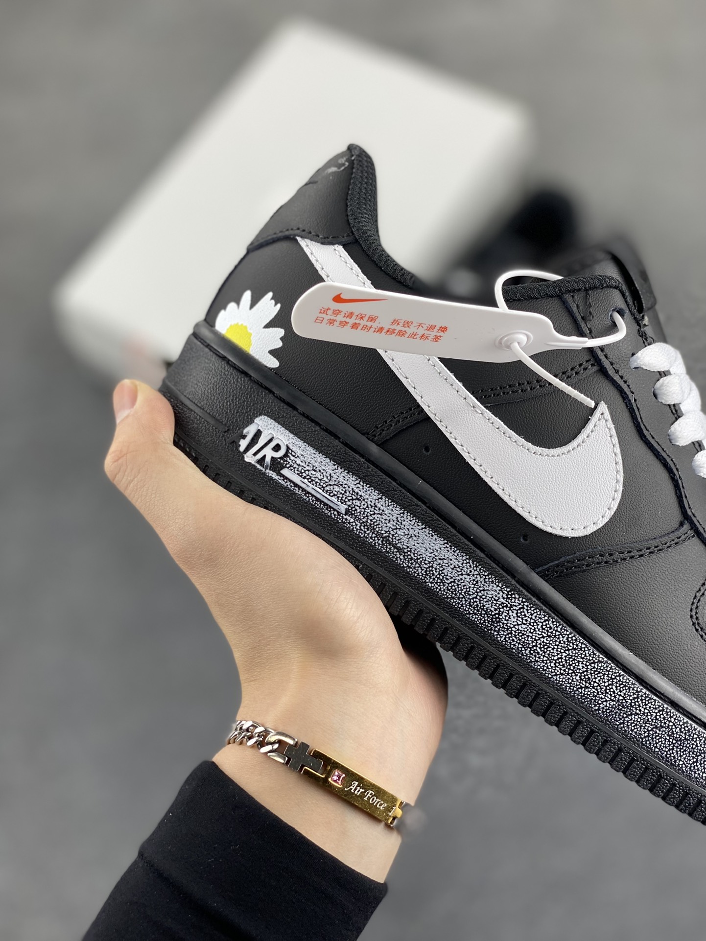 图片[6]-Nike Air Force 1 Low 空军一号低帮百搭休闲运动板鞋。柔软、弹性十足的缓震性能和出色的中底设计，横跨复古与现代的外型结合，造就出风靡全球三十多年的Force 1，直到今天还深受青睐。 货号：CW2288-001 尺码：36 36.5 37.5 38 38.5 39 40 40.5 41 42 42.5 43 44 44.5 45-选品中心