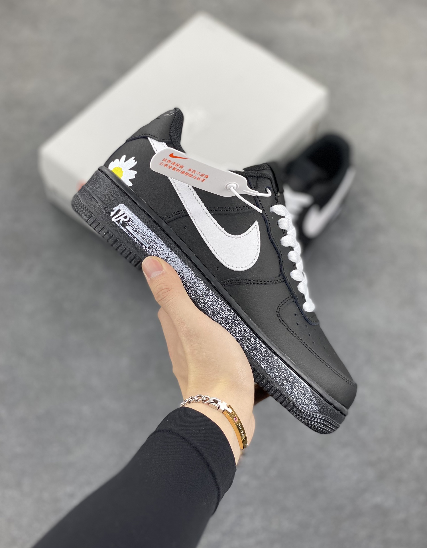 Nike Air Force 1 Low 空军一号低帮百搭休闲运动板鞋。柔软、弹性十足的缓震性能和出色的中底设计，横跨复古与现代的外型结合，造就出风靡全球三十多年的Force 1，直到今天还深受青睐。 货号：CW2288-001 尺码：36 36.5 37.5 38 38.5 39 40 40.5 41 42 42.5 43 44 44.5 45-选品中心