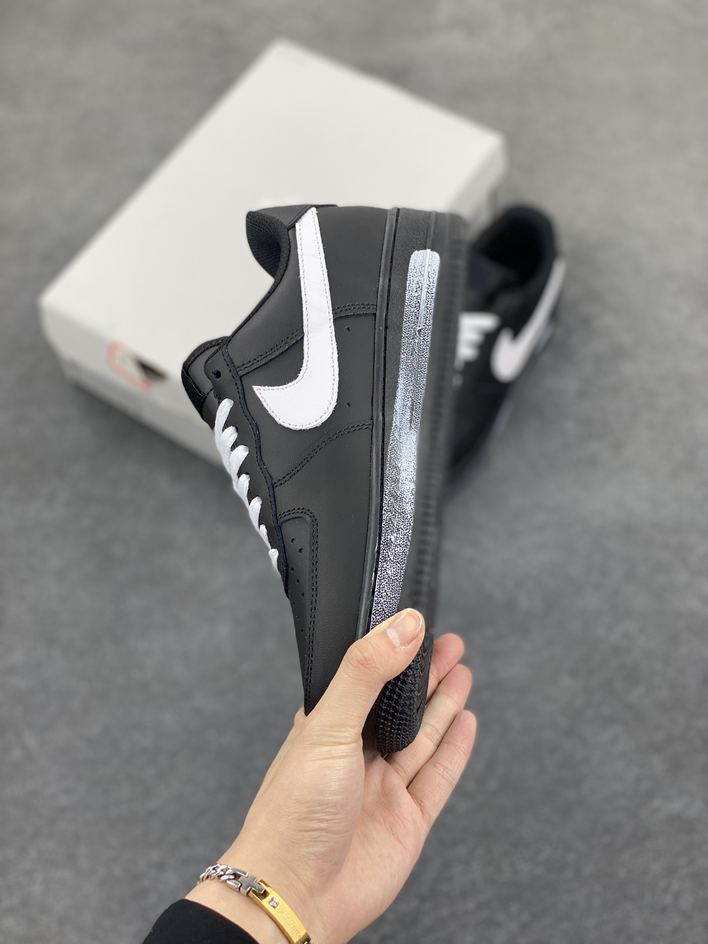 图片[3]-Nike Air Force 1 Low 空军一号低帮百搭休闲运动板鞋。柔软、弹性十足的缓震性能和出色的中底设计，横跨复古与现代的外型结合，造就出风靡全球三十多年的Force 1，直到今天还深受青睐。 货号：CW2288-001 尺码：36 36.5 37.5 38 38.5 39 40 40.5 41 42 42.5 43 44 44.5 45-选品中心