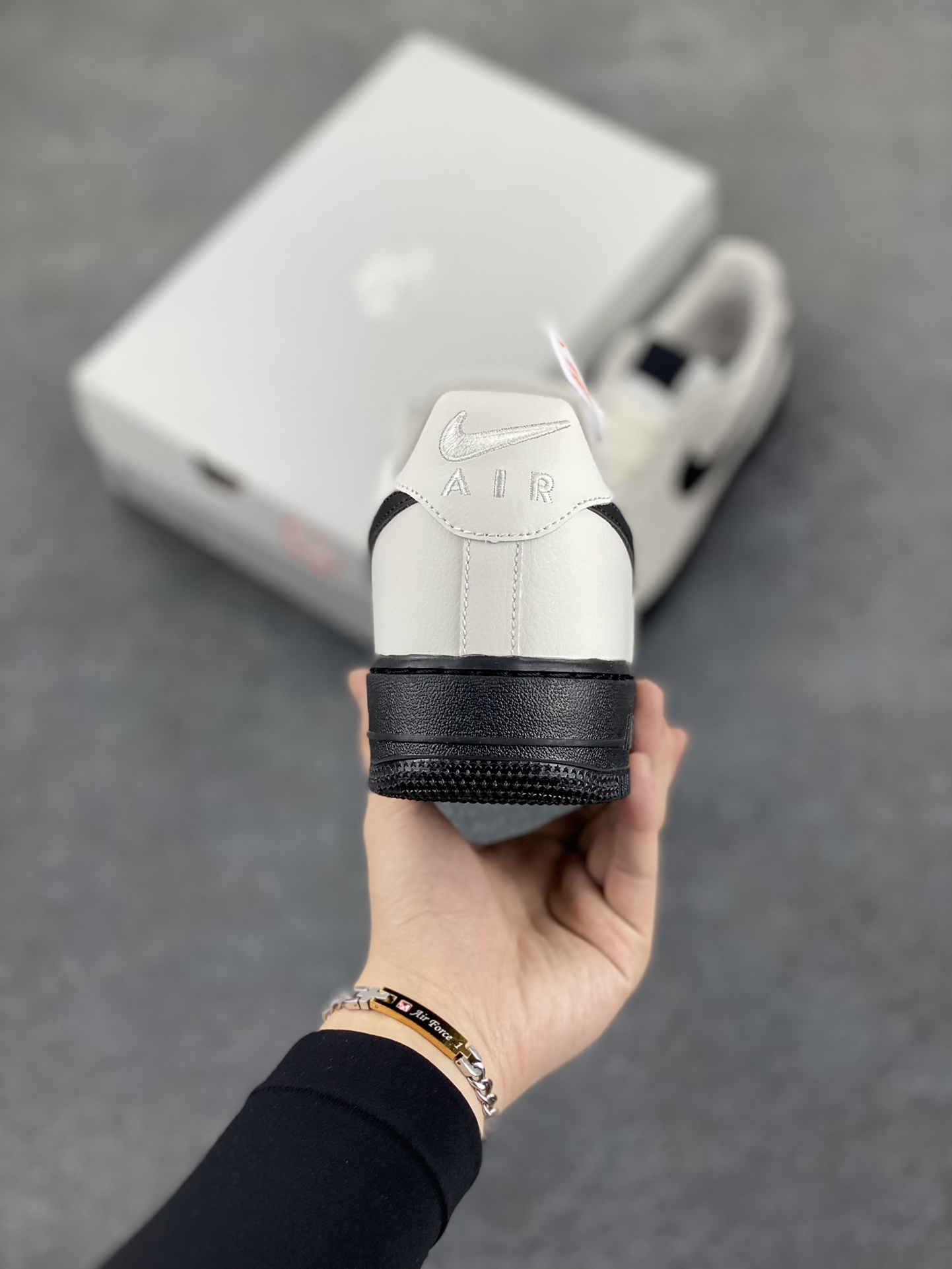 图片[4]-Nike Air Force 1 Low 米白大学白黑 空军一号低帮运动休闲板鞋 原楦头原纸板 打造纯正空军版型#专注外贸渠道 全掌内置蜂窝气垫 #原盒配件 原厂中底钢印、拉帮完美 货号：HJ7180-030 尺码：36 36.5 37.5 38 38.5 39 40 40.5 41 42 42.5 43 44 44.5 45-选品中心