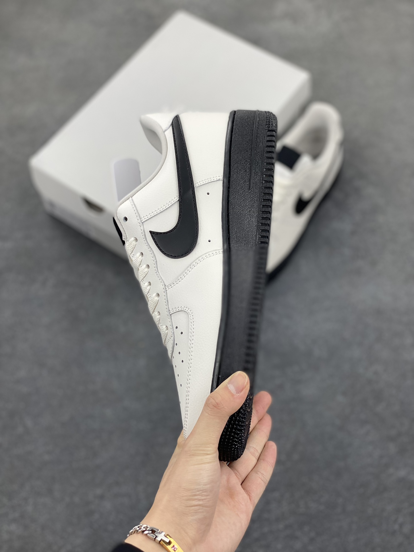 图片[3]-Nike Air Force 1 Low 米白大学白黑 空军一号低帮运动休闲板鞋 原楦头原纸板 打造纯正空军版型#专注外贸渠道 全掌内置蜂窝气垫 #原盒配件 原厂中底钢印、拉帮完美 货号：HJ7180-030 尺码：36 36.5 37.5 38 38.5 39 40 40.5 41 42 42.5 43 44 44.5 45-选品中心