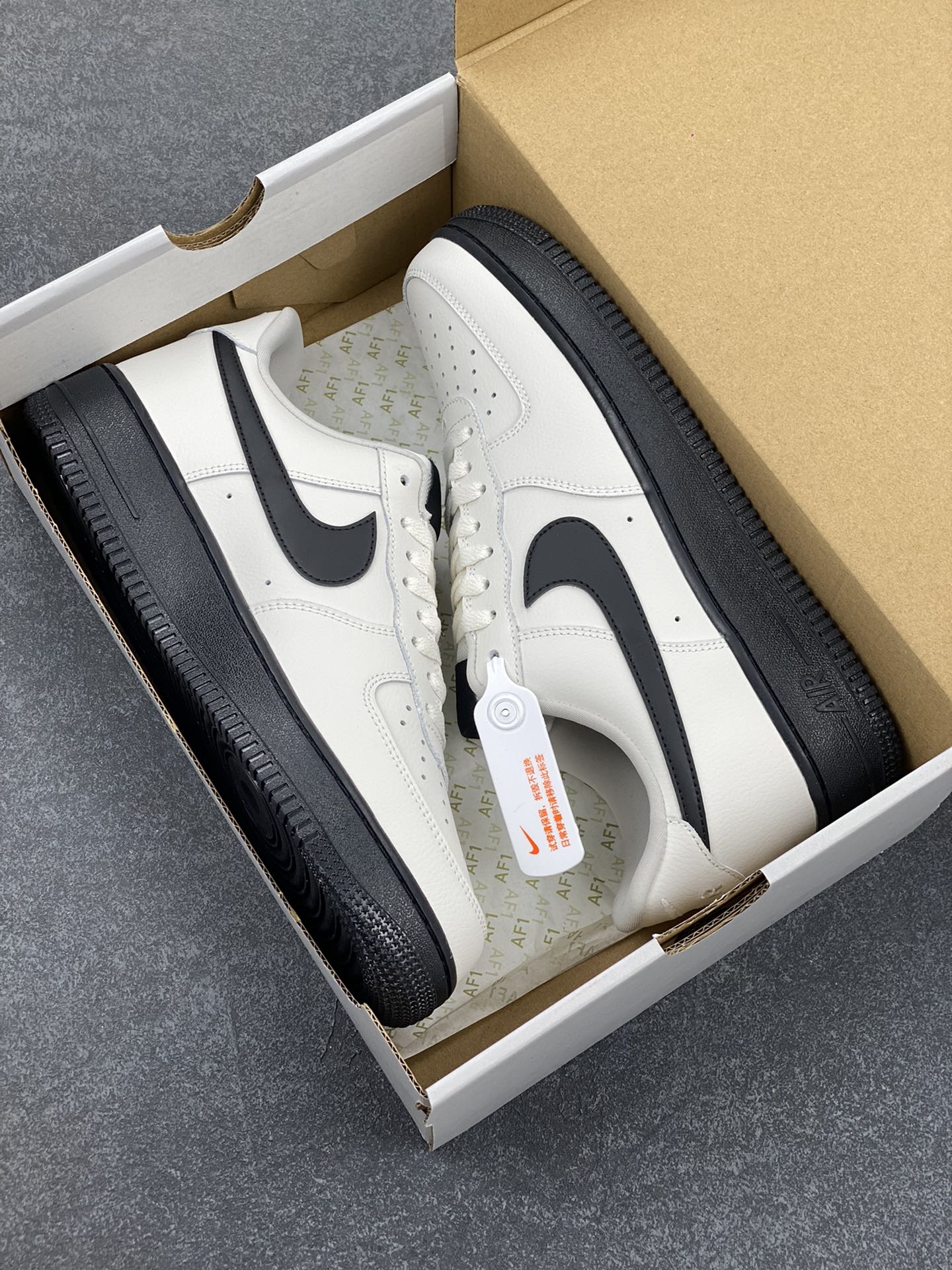 图片[9]-Nike Air Force 1 Low 米白大学白黑 空军一号低帮运动休闲板鞋 原楦头原纸板 打造纯正空军版型#专注外贸渠道 全掌内置蜂窝气垫 #原盒配件 原厂中底钢印、拉帮完美 货号：HJ7180-030 尺码：36 36.5 37.5 38 38.5 39 40 40.5 41 42 42.5 43 44 44.5 45-选品中心