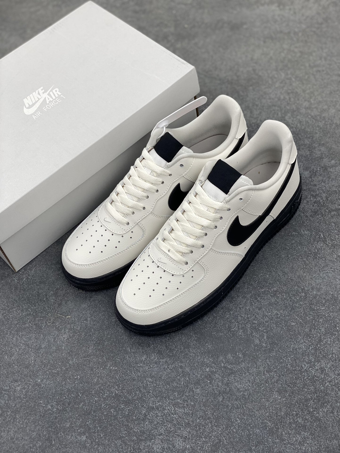 图片[8]-Nike Air Force 1 Low 米白大学白黑 空军一号低帮运动休闲板鞋 原楦头原纸板 打造纯正空军版型#专注外贸渠道 全掌内置蜂窝气垫 #原盒配件 原厂中底钢印、拉帮完美 货号：HJ7180-030 尺码：36 36.5 37.5 38 38.5 39 40 40.5 41 42 42.5 43 44 44.5 45-选品中心