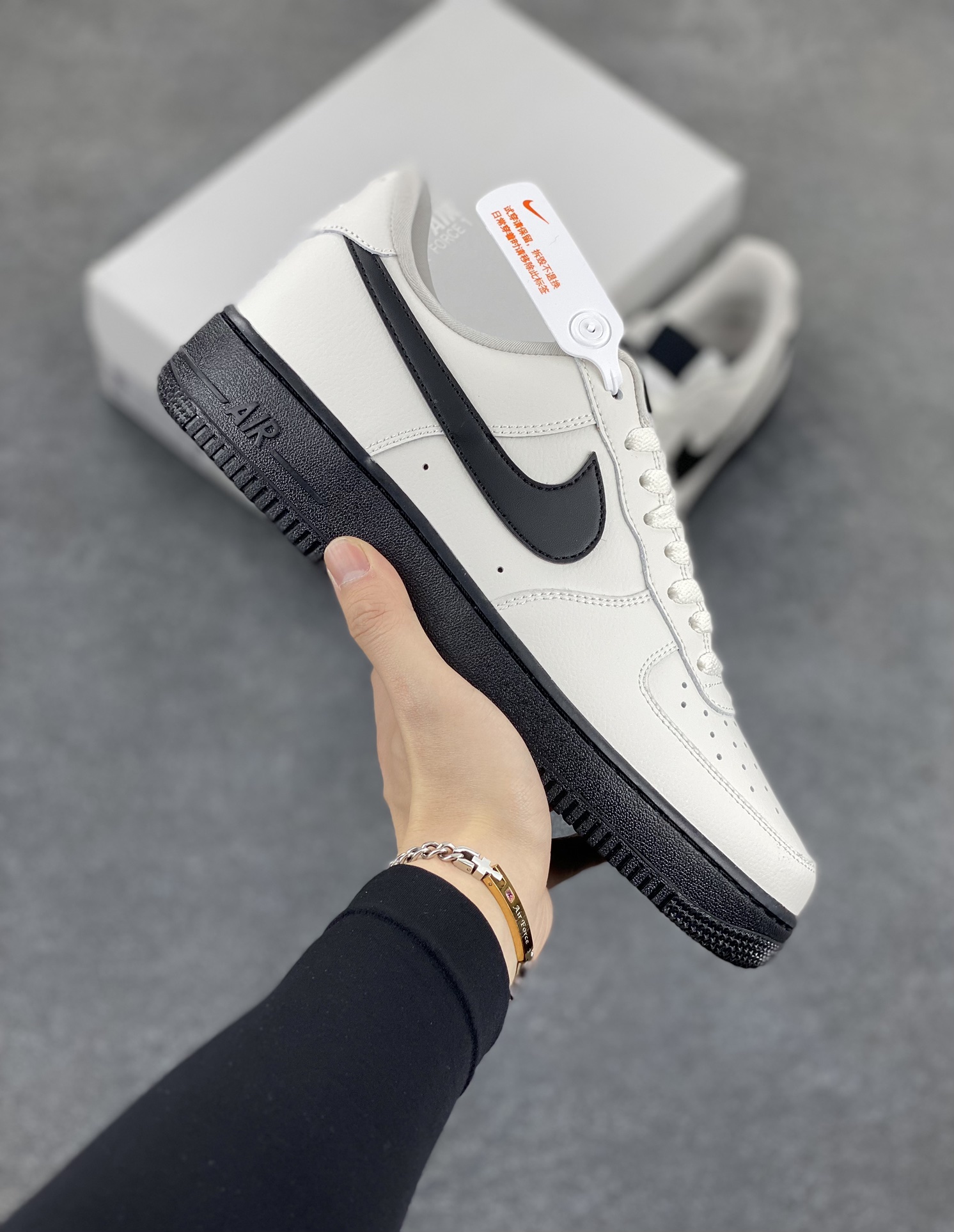 Nike Air Force 1 Low 米白大学白黑 空军一号低帮运动休闲板鞋 原楦头原纸板 打造纯正空军版型#专注外贸渠道 全掌内置蜂窝气垫 #原盒配件 原厂中底钢印、拉帮完美 货号:HJ7180-030 尺码:36 36.5 37.5 38 38.5 39 40 40.5 41 42 42.5 43 44 44.5 45-选品中心