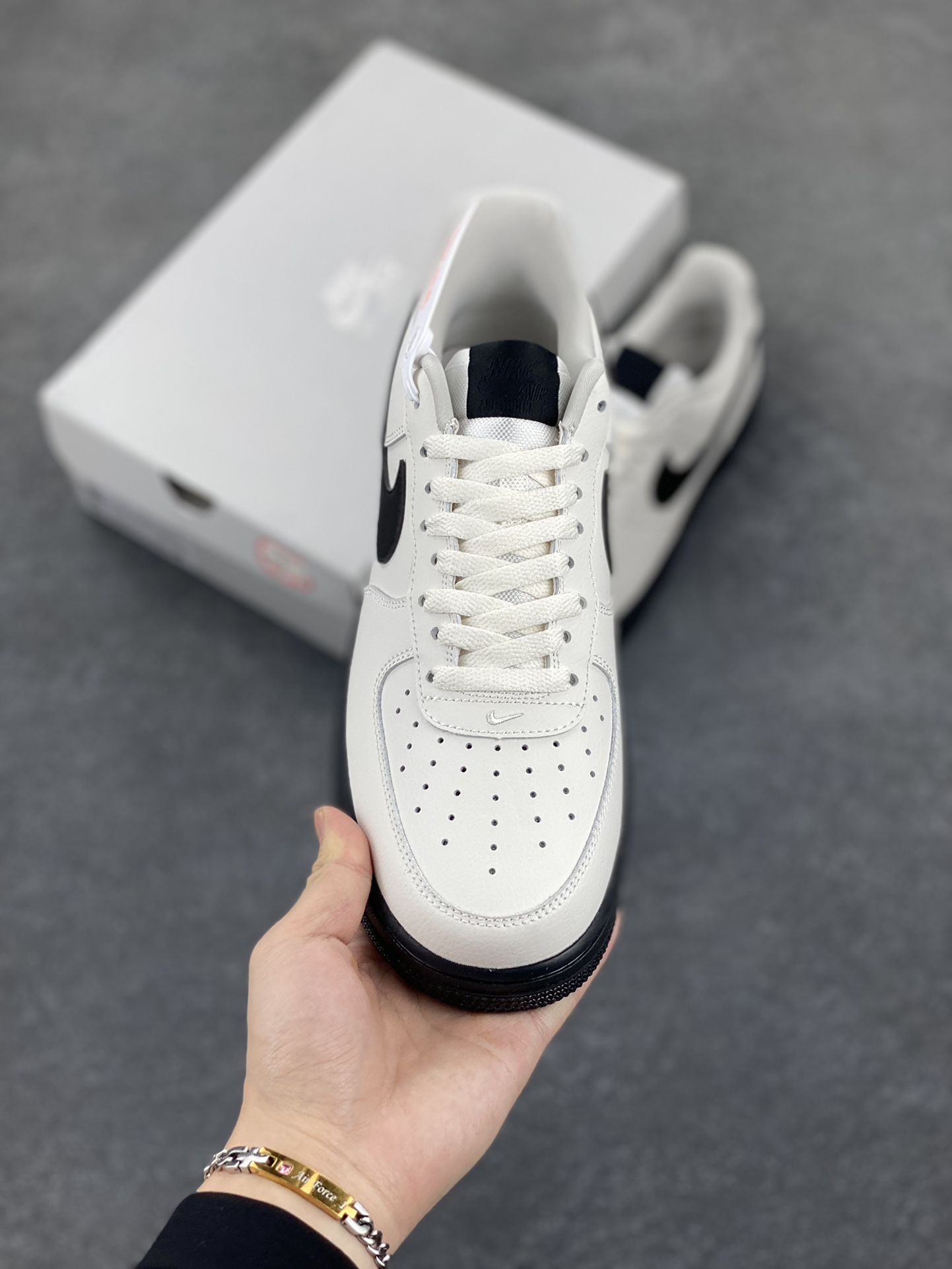 图片[2]-Nike Air Force 1 Low 米白大学白黑 空军一号低帮运动休闲板鞋 原楦头原纸板 打造纯正空军版型#专注外贸渠道 全掌内置蜂窝气垫 #原盒配件 原厂中底钢印、拉帮完美 货号：HJ7180-030 尺码：36 36.5 37.5 38 38.5 39 40 40.5 41 42 42.5 43 44 44.5 45-选品中心