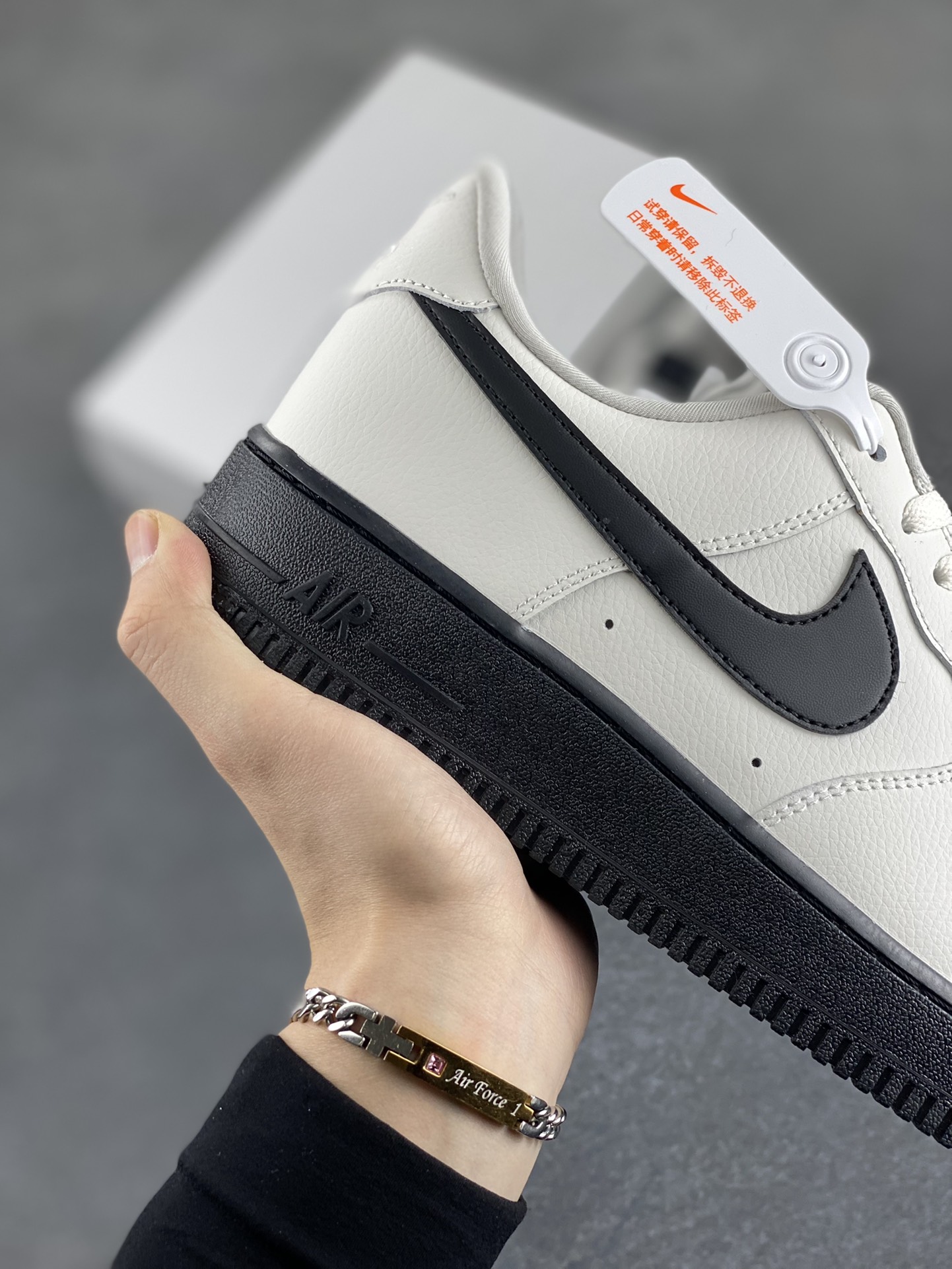 图片[6]-Nike Air Force 1 Low 米白大学白黑 空军一号低帮运动休闲板鞋 原楦头原纸板 打造纯正空军版型#专注外贸渠道 全掌内置蜂窝气垫 #原盒配件 原厂中底钢印、拉帮完美 货号：HJ7180-030 尺码：36 36.5 37.5 38 38.5 39 40 40.5 41 42 42.5 43 44 44.5 45-选品中心