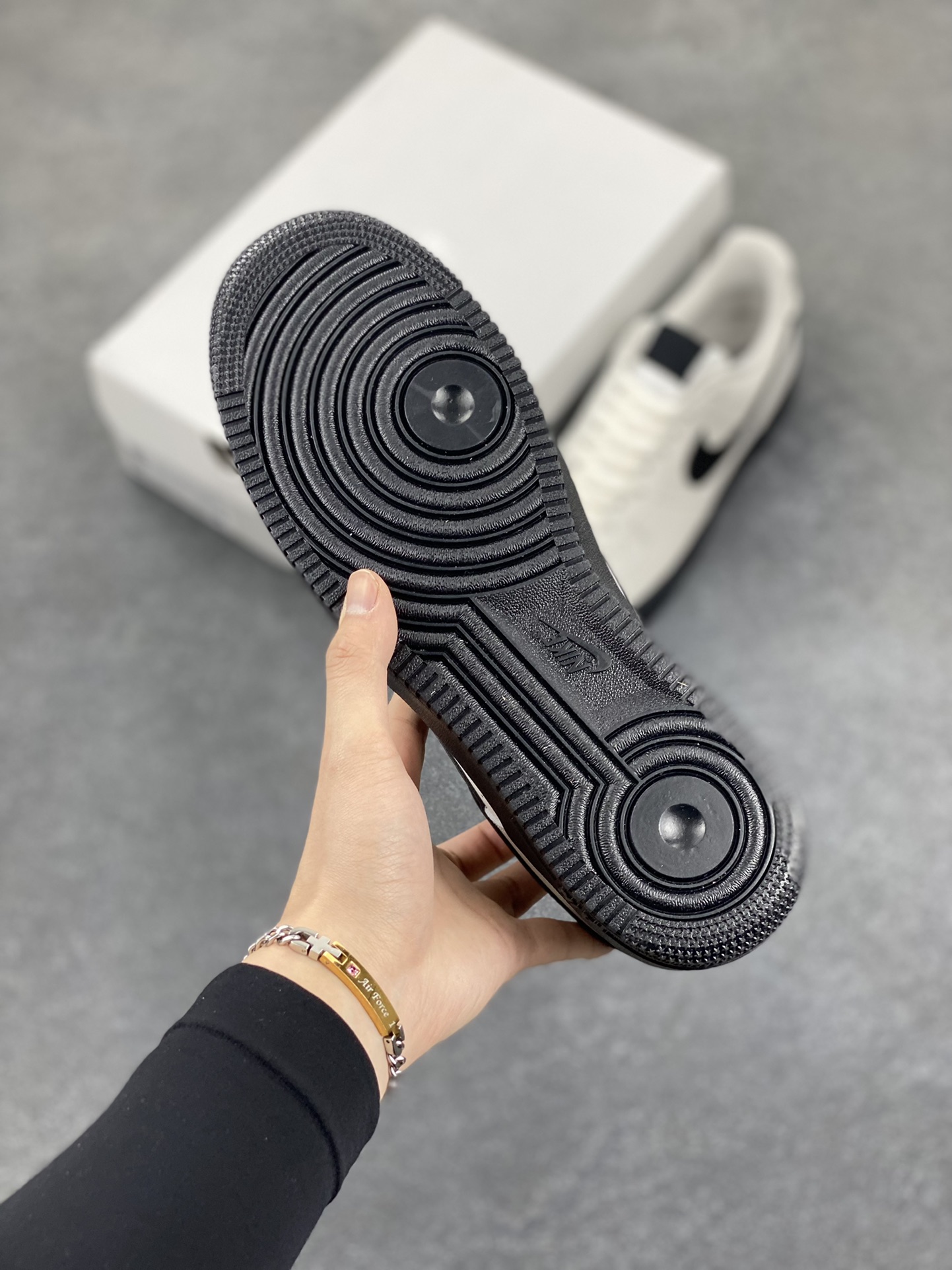 图片[5]-Nike Air Force 1 Low 米白大学白黑 空军一号低帮运动休闲板鞋 原楦头原纸板 打造纯正空军版型#专注外贸渠道 全掌内置蜂窝气垫 #原盒配件 原厂中底钢印、拉帮完美 货号：HJ7180-030 尺码：36 36.5 37.5 38 38.5 39 40 40.5 41 42 42.5 43 44 44.5 45-选品中心