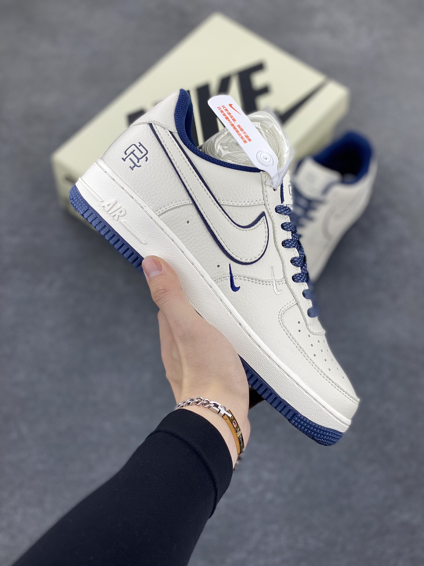 卫冕冠军联名款 Reigning Champ x Nike Air Force 1 \’07 满天星低帮空军一号休闲板鞋 定制皮料 3M反光 原楦原纸板 纯正版型 清洁度完美 内置全掌气垫 货号：RC2369-176 尺码：36 36.5 37.5 38 38.5 39 40 40.5 41 42 42.5 43 44 44.5 45-选品中心