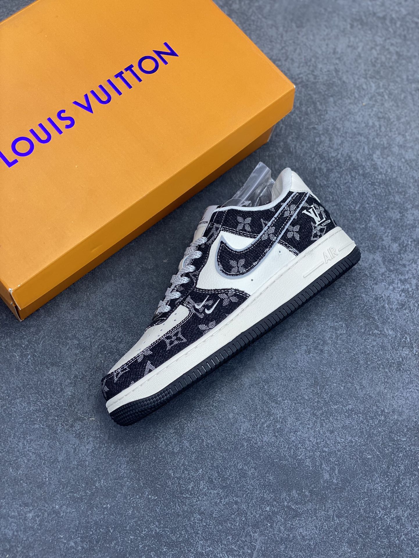 图片[7]-NIke Air Force 1 \’07 Low “LV联名–星夜黑”空军一号 低帮 运动鞋 休闲鞋 折边针车 工艺难度大 原楦头原纸板 原装鞋盒 定制五金配件 内置全掌气垫 原厂鞋底 货号：SJ2088-002 尺码：36 36.5 37.5 38 38.5 39 40 40.5 41 42 42.5 43 44 44.5 45-选品中心