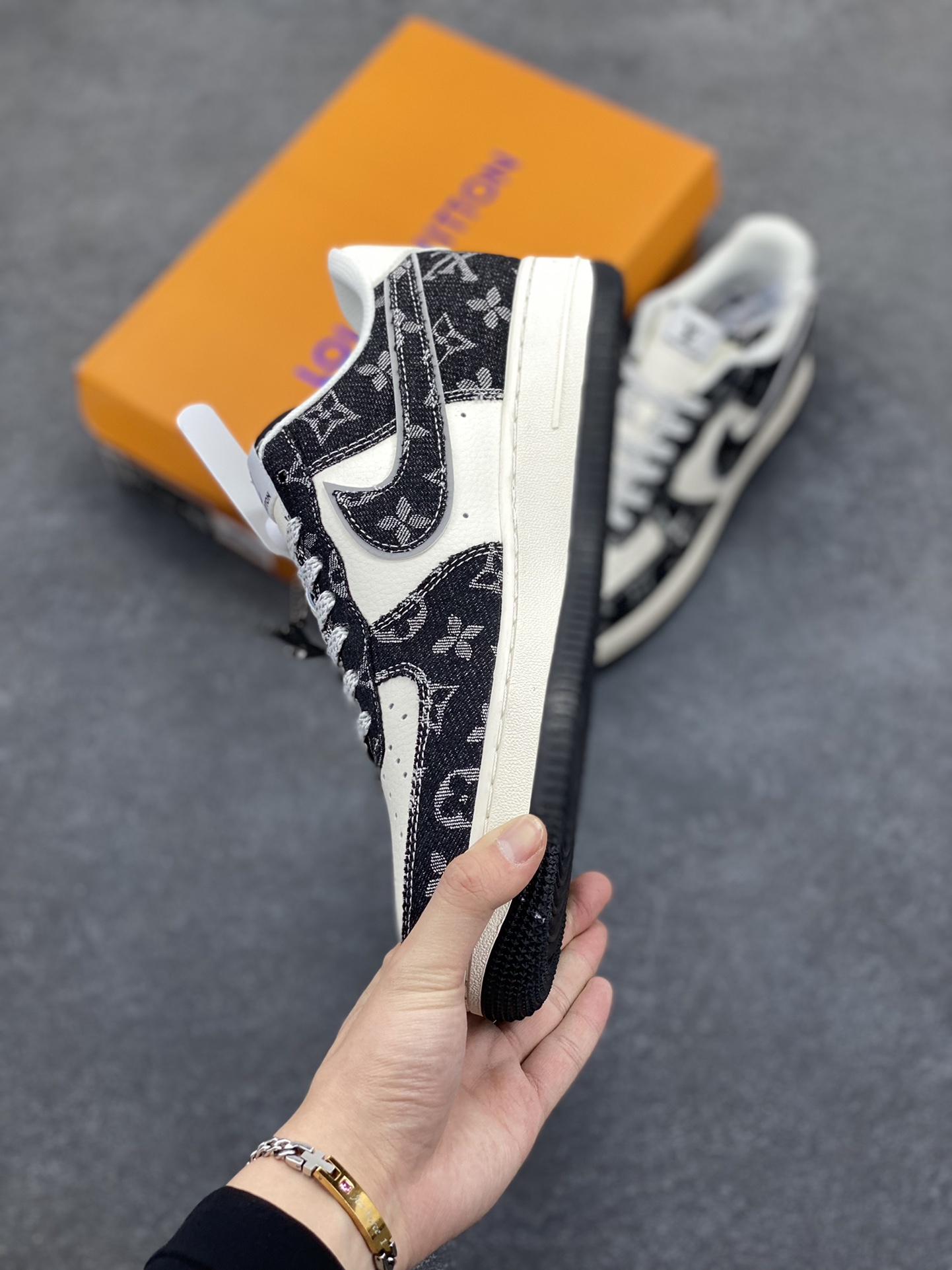 图片[3]-NIke Air Force 1 \’07 Low “LV联名–星夜黑”空军一号 低帮 运动鞋 休闲鞋 折边针车 工艺难度大 原楦头原纸板 原装鞋盒 定制五金配件 内置全掌气垫 原厂鞋底 货号：SJ2088-002 尺码：36 36.5 37.5 38 38.5 39 40 40.5 41 42 42.5 43 44 44.5 45-选品中心