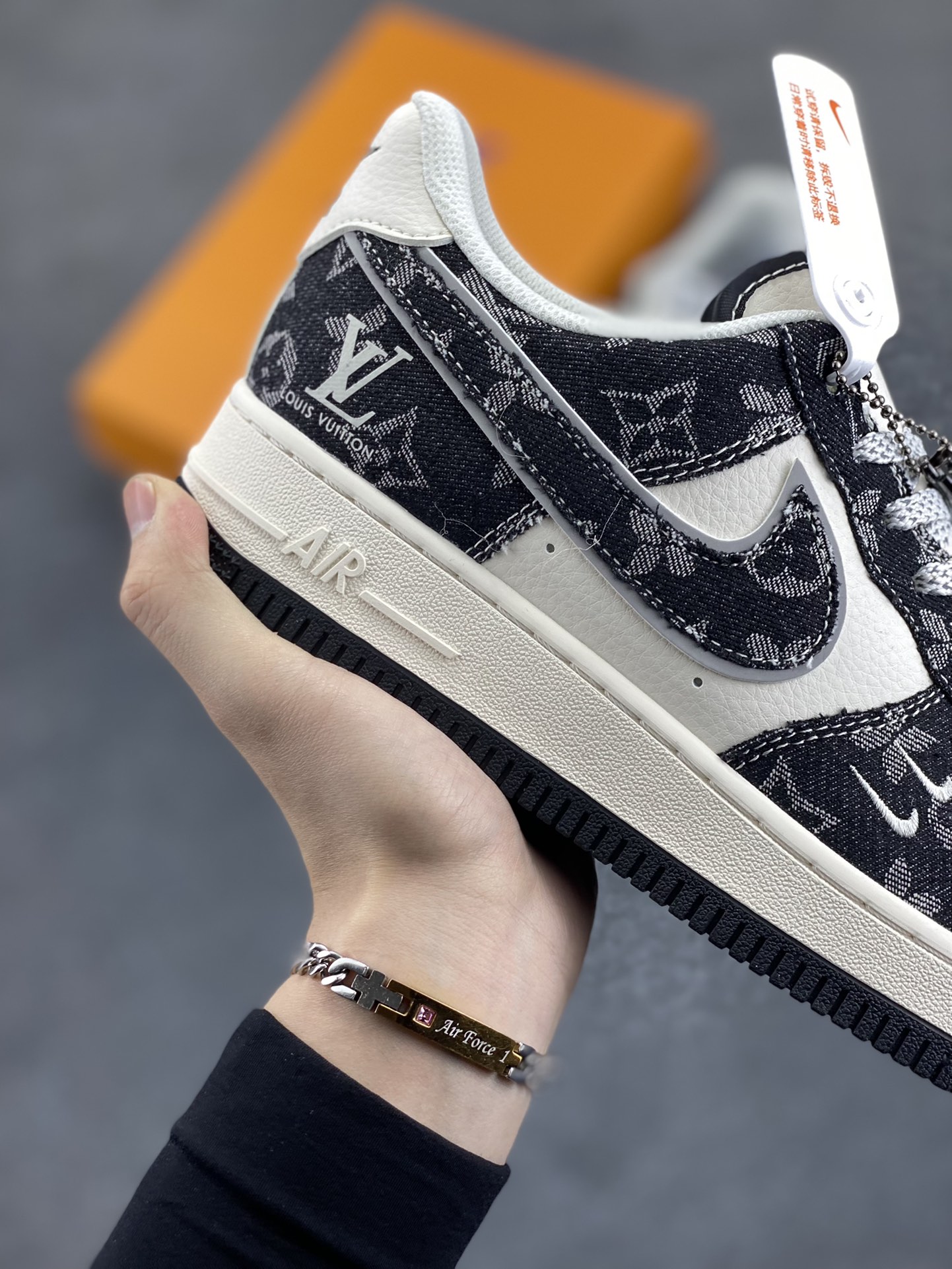 图片[6]-NIke Air Force 1 \’07 Low “LV联名–星夜黑”空军一号 低帮 运动鞋 休闲鞋 折边针车 工艺难度大 原楦头原纸板 原装鞋盒 定制五金配件 内置全掌气垫 原厂鞋底 货号：SJ2088-002 尺码：36 36.5 37.5 38 38.5 39 40 40.5 41 42 42.5 43 44 44.5 45-选品中心