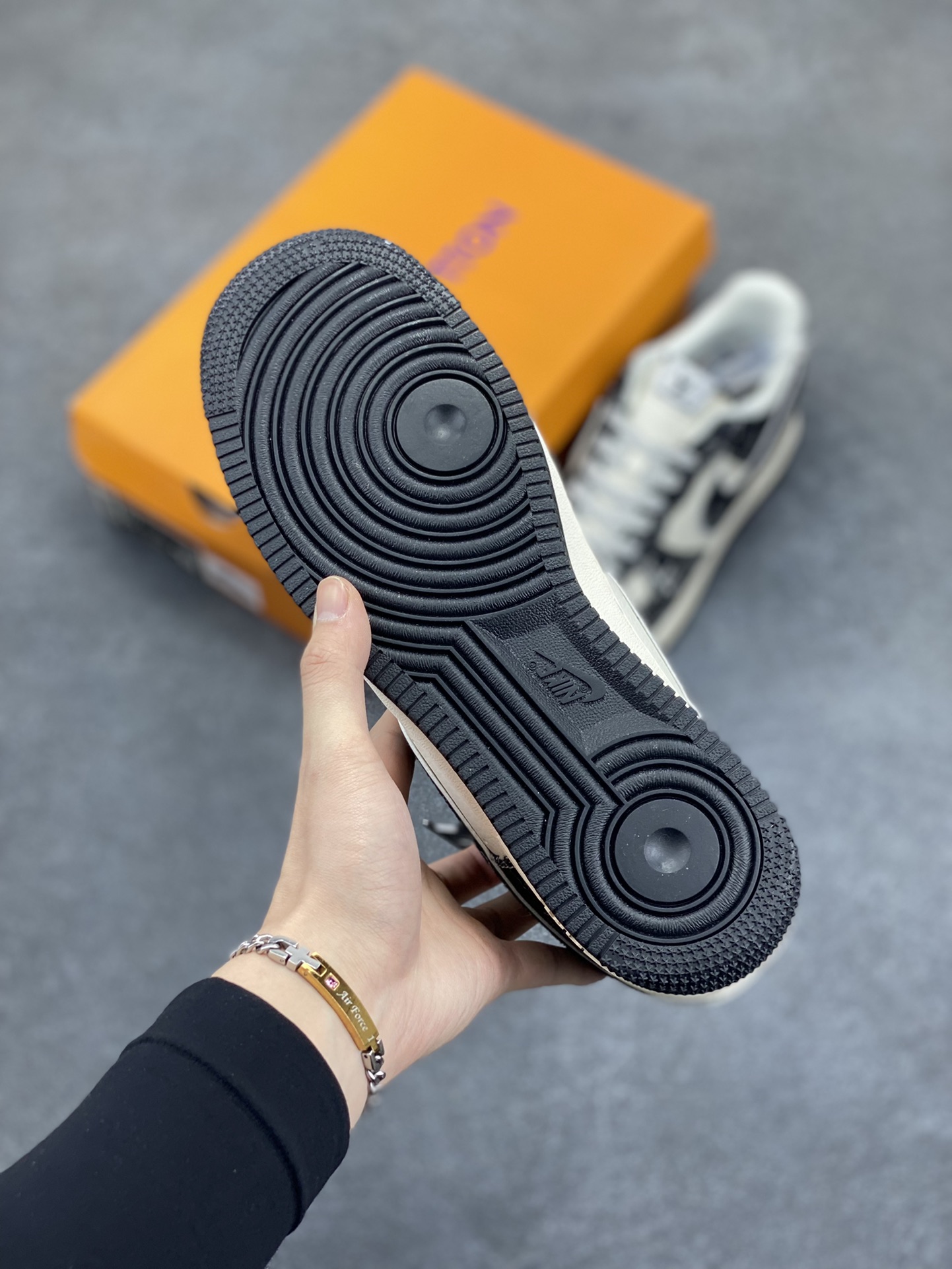 图片[5]-NIke Air Force 1 \’07 Low “LV联名–星夜黑”空军一号 低帮 运动鞋 休闲鞋 折边针车 工艺难度大 原楦头原纸板 原装鞋盒 定制五金配件 内置全掌气垫 原厂鞋底 货号：SJ2088-002 尺码：36 36.5 37.5 38 38.5 39 40 40.5 41 42 42.5 43 44 44.5 45-选品中心