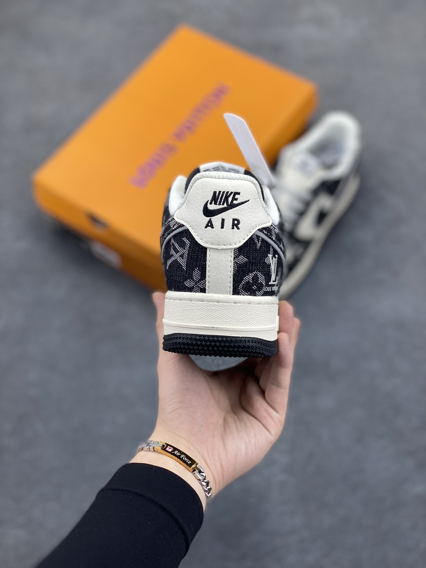 图片[4]-NIke Air Force 1 \’07 Low “LV联名–星夜黑”空军一号 低帮 运动鞋 休闲鞋 折边针车 工艺难度大 原楦头原纸板 原装鞋盒 定制五金配件 内置全掌气垫 原厂鞋底 货号：SJ2088-002 尺码：36 36.5 37.5 38 38.5 39 40 40.5 41 42 42.5 43 44 44.5 45-选品中心