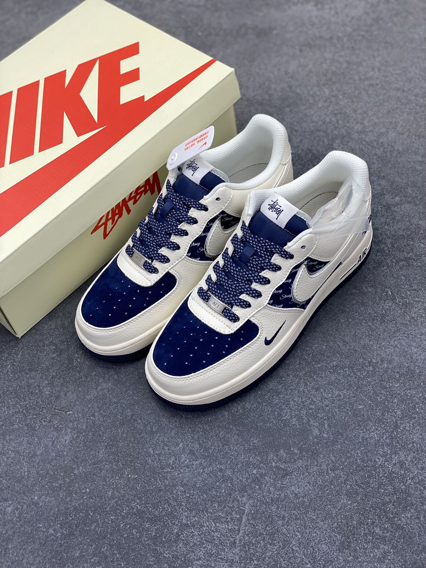 图片[8]-NIke Air Force 1 \’07 Low “斯图西联名–米白蓝英文”空军一号 低帮 运动鞋 休闲鞋 折边针车 工艺难度大 原楦头原纸板 原装鞋盒 定制五金配件 内置全掌气垫 原厂鞋底 货号：XZ6188-728 尺码：36 36.5 37.5 38 38.5 39 40 40.5 41 42 42.5 43 44 44.5 45-选品中心