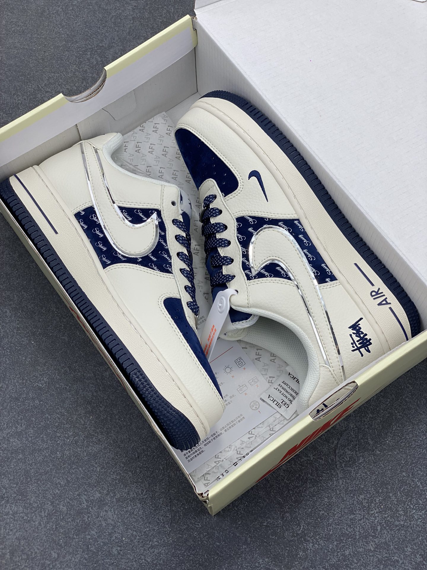 图片[9]-NIke Air Force 1 \’07 Low “斯图西联名–米白蓝英文”空军一号 低帮 运动鞋 休闲鞋 折边针车 工艺难度大 原楦头原纸板 原装鞋盒 定制五金配件 内置全掌气垫 原厂鞋底 货号：XZ6188-728 尺码：36 36.5 37.5 38 38.5 39 40 40.5 41 42 42.5 43 44 44.5 45-选品中心