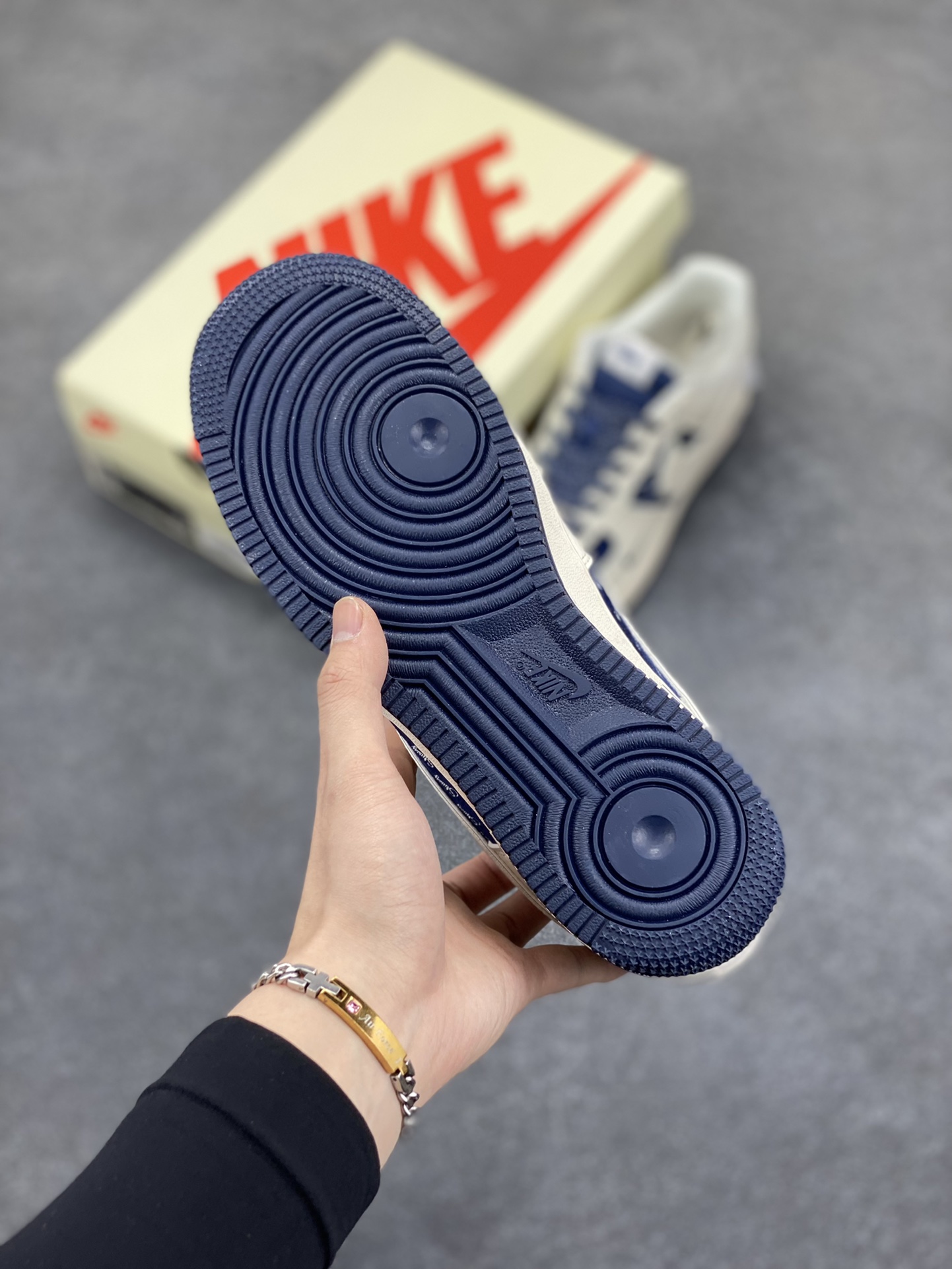 图片[5]-NIke Air Force 1 \’07 Low “斯图西联名–米白蓝英文”空军一号 低帮 运动鞋 休闲鞋 折边针车 工艺难度大 原楦头原纸板 原装鞋盒 定制五金配件 内置全掌气垫 原厂鞋底 货号：XZ6188-728 尺码：36 36.5 37.5 38 38.5 39 40 40.5 41 42 42.5 43 44 44.5 45-选品中心