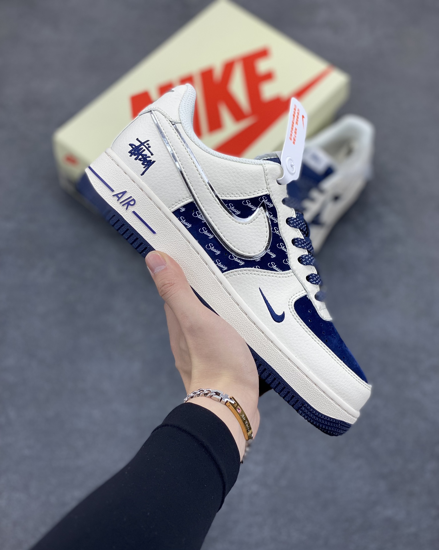 NIke Air Force 1 \’07 Low “斯图西联名–米白蓝英文”空军一号 低帮 运动鞋 休闲鞋 折边针车 工艺难度大 原楦头原纸板 原装鞋盒 定制五金配件 内置全掌气垫 原厂鞋底 货号:XZ6188-728 尺码:36 36.5 37.5 38 38.5 39 40 40.5 41 42 42.5 43 44 44.5 45-选品中心