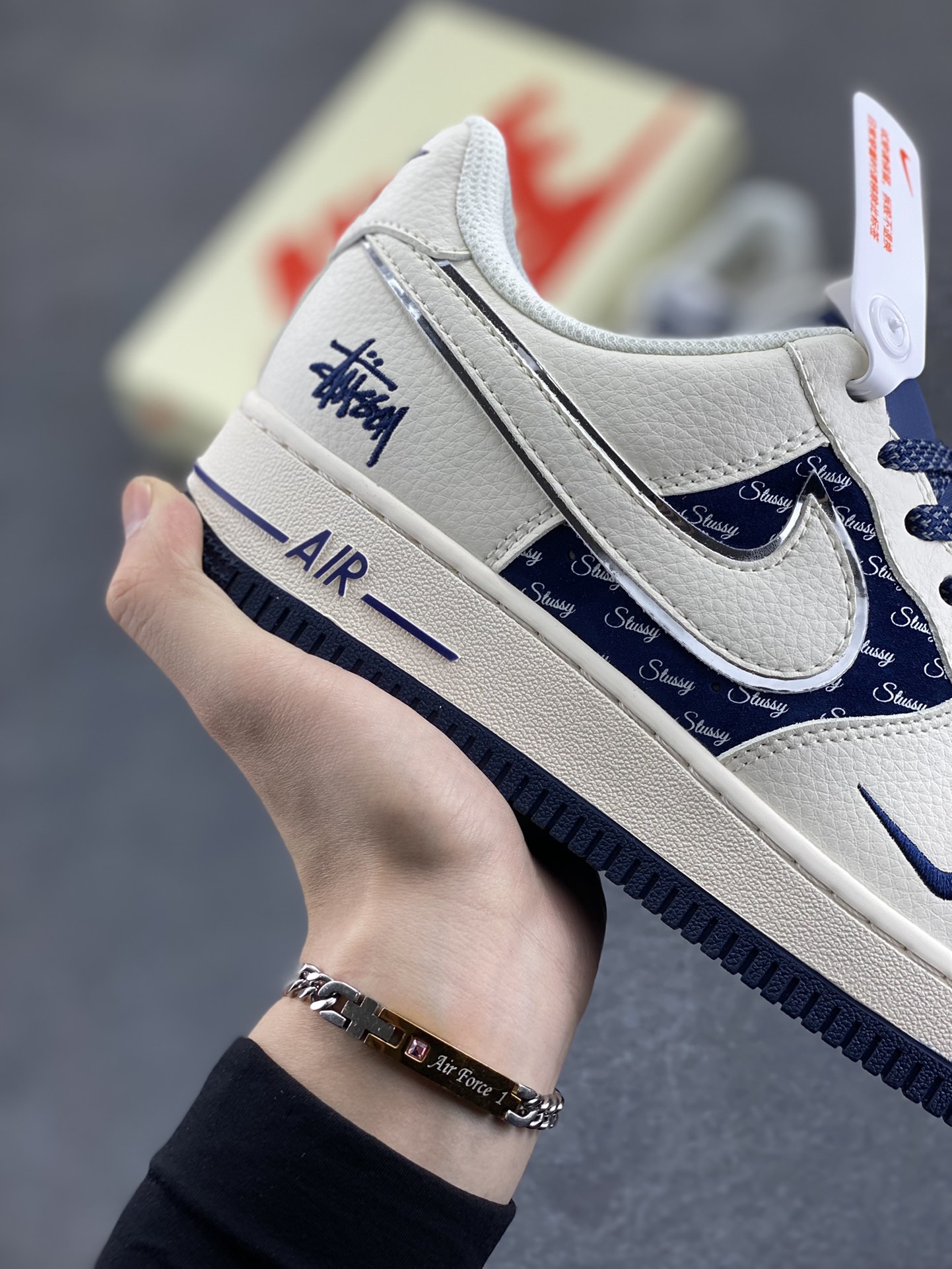 图片[6]-NIke Air Force 1 \’07 Low “斯图西联名–米白蓝英文”空军一号 低帮 运动鞋 休闲鞋 折边针车 工艺难度大 原楦头原纸板 原装鞋盒 定制五金配件 内置全掌气垫 原厂鞋底 货号：XZ6188-728 尺码：36 36.5 37.5 38 38.5 39 40 40.5 41 42 42.5 43 44 44.5 45-选品中心