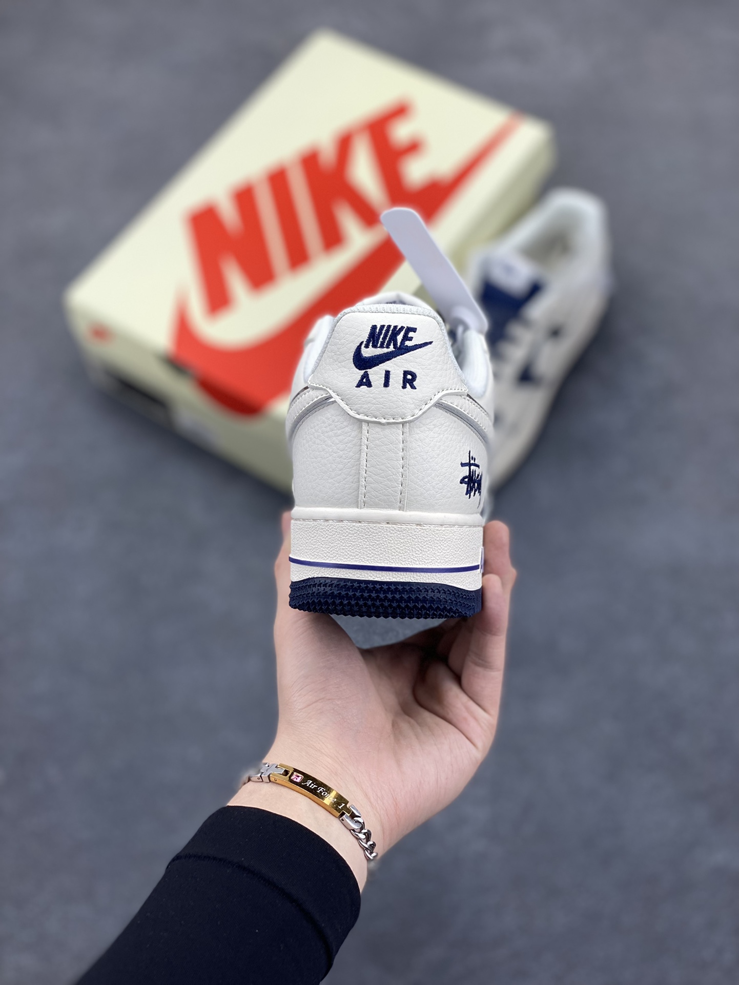 图片[4]-NIke Air Force 1 \’07 Low “斯图西联名–米白蓝英文”空军一号 低帮 运动鞋 休闲鞋 折边针车 工艺难度大 原楦头原纸板 原装鞋盒 定制五金配件 内置全掌气垫 原厂鞋底 货号：XZ6188-728 尺码：36 36.5 37.5 38 38.5 39 40 40.5 41 42 42.5 43 44 44.5 45-选品中心