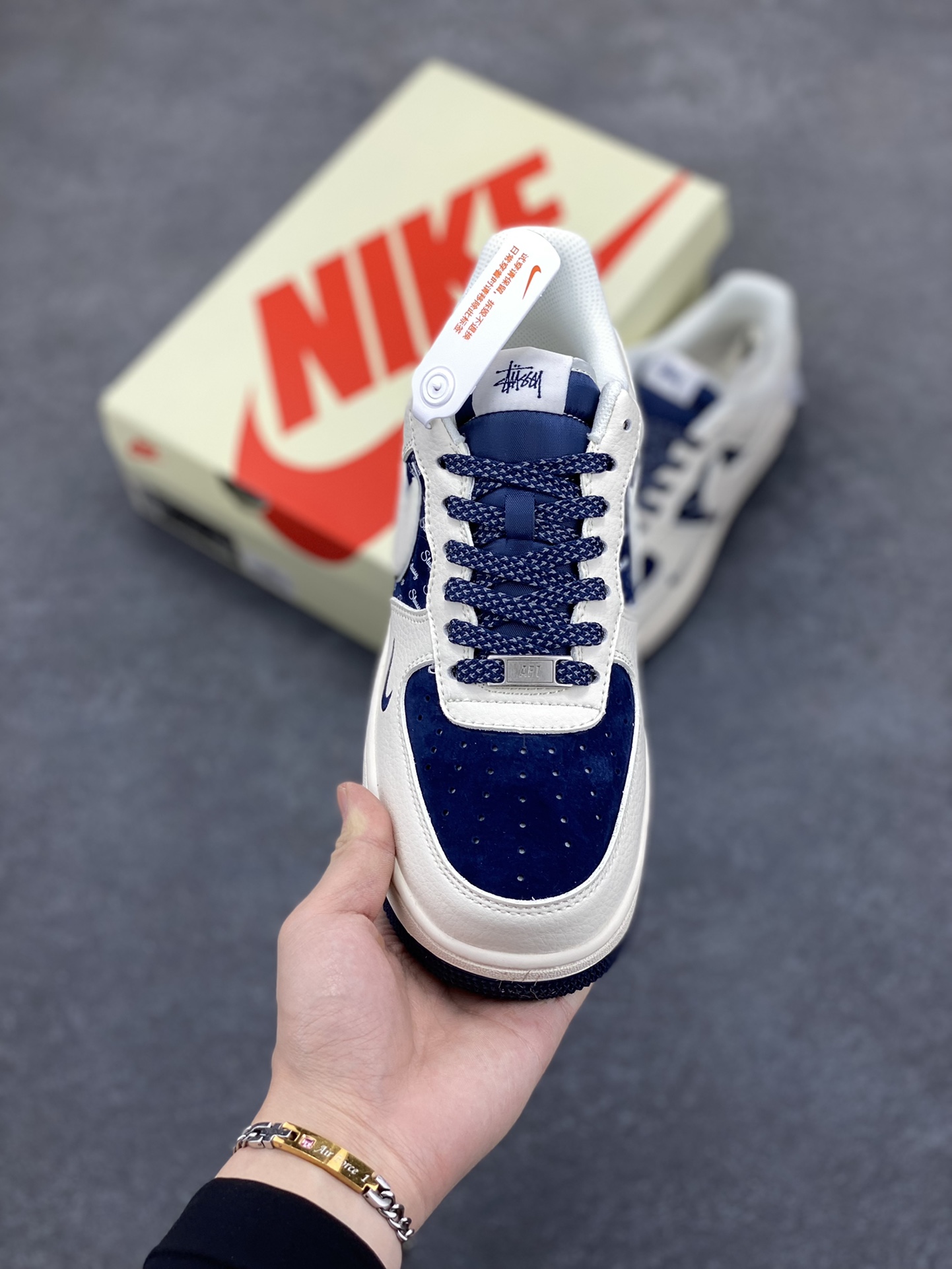图片[2]-NIke Air Force 1 \’07 Low “斯图西联名–米白蓝英文”空军一号 低帮 运动鞋 休闲鞋 折边针车 工艺难度大 原楦头原纸板 原装鞋盒 定制五金配件 内置全掌气垫 原厂鞋底 货号：XZ6188-728 尺码：36 36.5 37.5 38 38.5 39 40 40.5 41 42 42.5 43 44 44.5 45-选品中心
