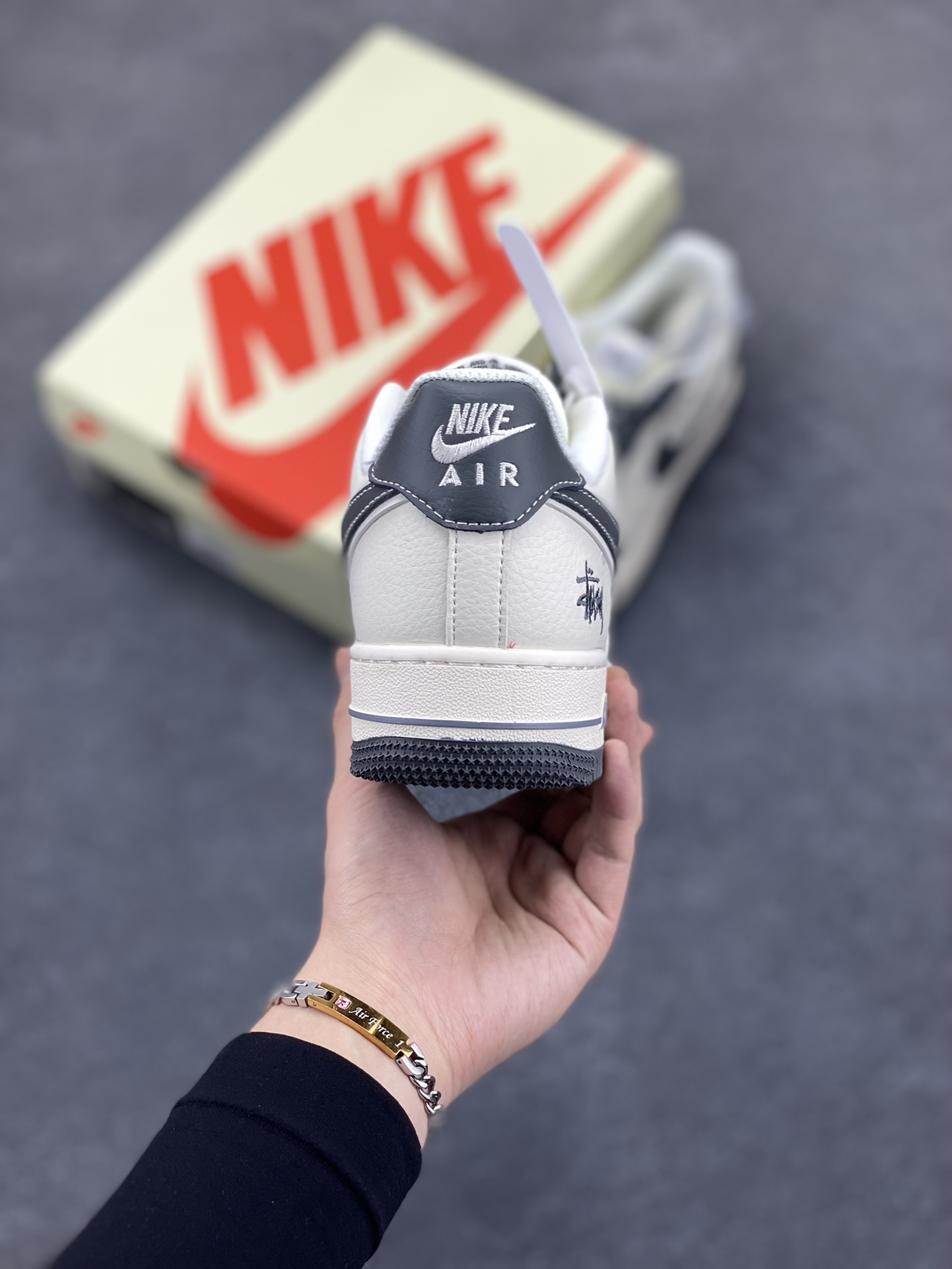 图片[4]-NIke Air Force 1 \’07 Low “斯图西联名——花岗石灰”空军一号 低帮 运动鞋 休闲鞋 折边针车 工艺难度大 原楦头原纸板 原装鞋盒 定制五金配件 内置全掌气垫 原厂鞋底 货号：XZ6188-226 尺码：36 36.5 37.5 38 38.5 39 40 40.5 41 42 42.5 43 44 44.5 45-选品中心