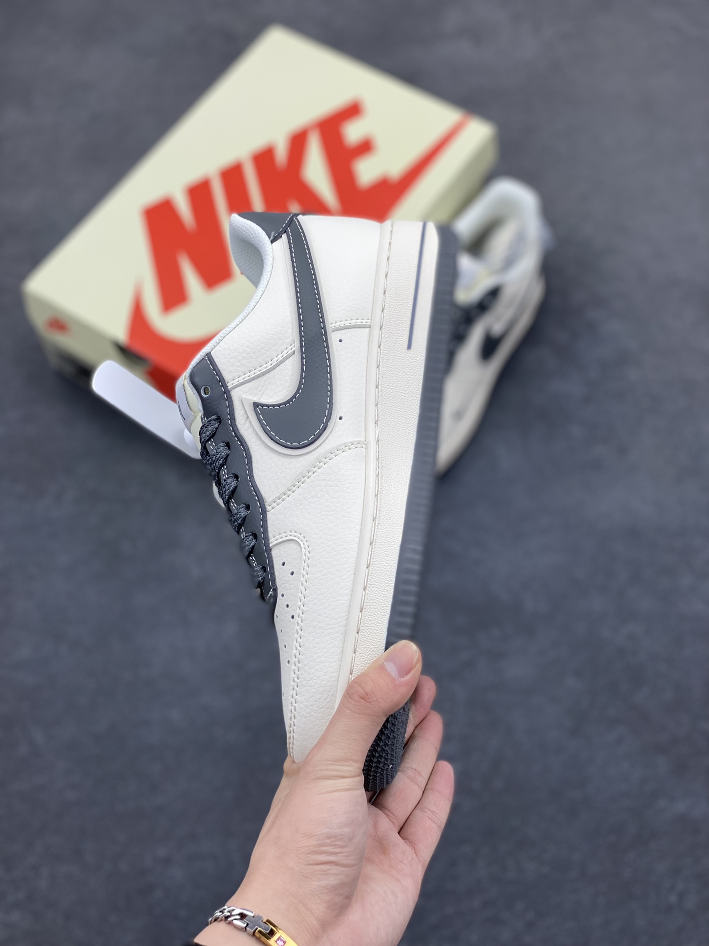 图片[3]-NIke Air Force 1 \’07 Low “斯图西联名——花岗石灰”空军一号 低帮 运动鞋 休闲鞋 折边针车 工艺难度大 原楦头原纸板 原装鞋盒 定制五金配件 内置全掌气垫 原厂鞋底 货号：XZ6188-226 尺码：36 36.5 37.5 38 38.5 39 40 40.5 41 42 42.5 43 44 44.5 45-选品中心