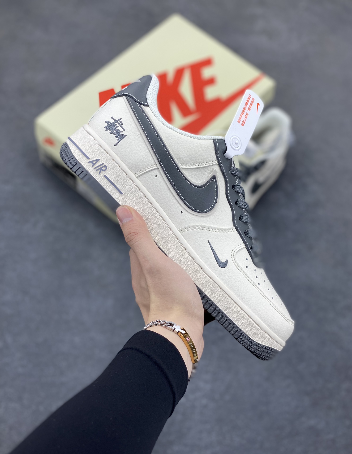 NIke Air Force 1 \’07 Low “斯图西联名——花岗石灰”空军一号 低帮 运动鞋 休闲鞋 折边针车 工艺难度大 原楦头原纸板 原装鞋盒 定制五金配件 内置全掌气垫 原厂鞋底 货号：XZ6188-226 尺码：36 36.5 37.5 38 38.5 39 40 40.5 41 42 42.5 43 44 44.5 45-选品中心