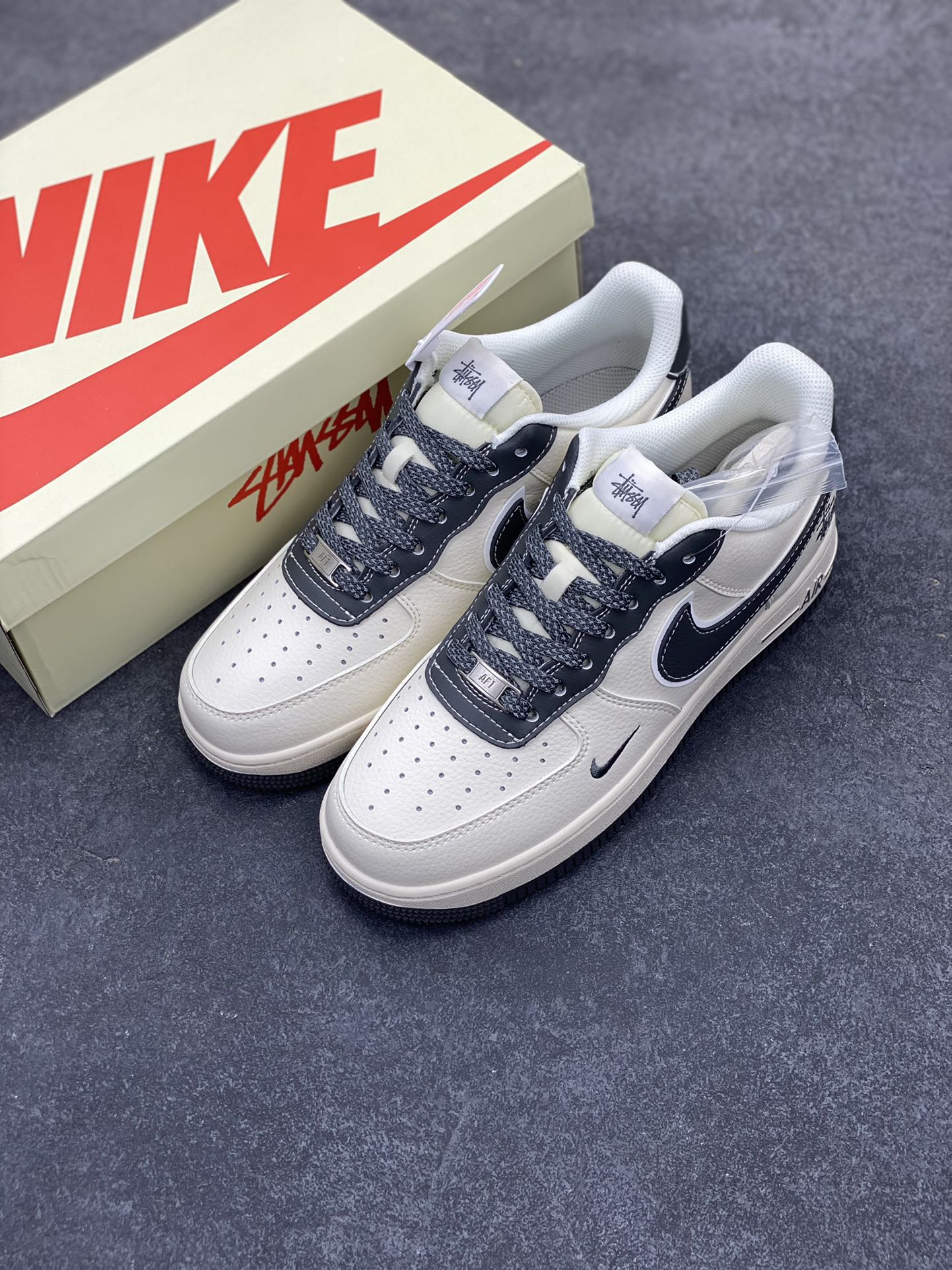 图片[8]-NIke Air Force 1 \’07 Low “斯图西联名——花岗石灰”空军一号 低帮 运动鞋 休闲鞋 折边针车 工艺难度大 原楦头原纸板 原装鞋盒 定制五金配件 内置全掌气垫 原厂鞋底 货号：XZ6188-226 尺码：36 36.5 37.5 38 38.5 39 40 40.5 41 42 42.5 43 44 44.5 45-选品中心