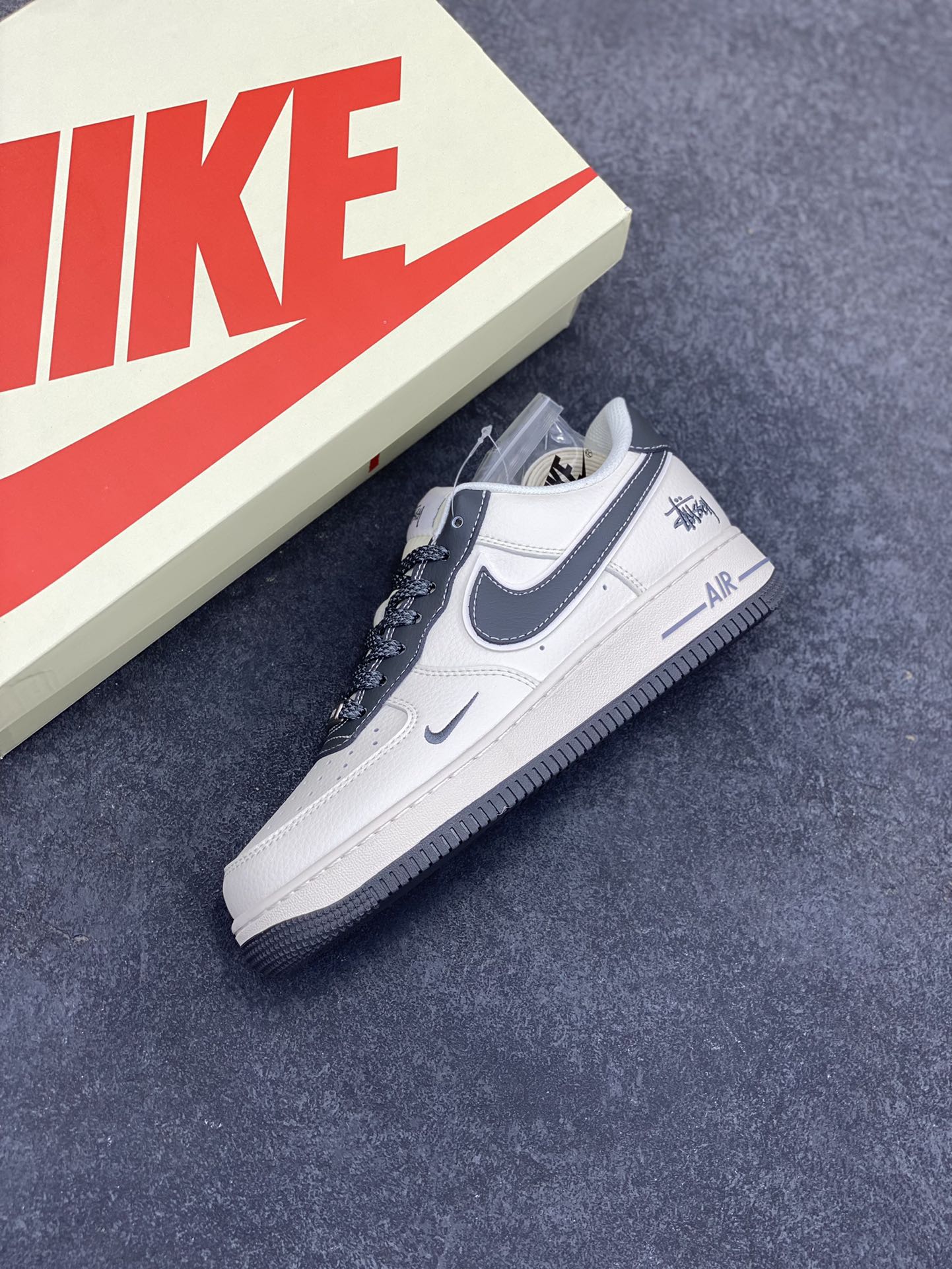 图片[7]-NIke Air Force 1 \’07 Low “斯图西联名——花岗石灰”空军一号 低帮 运动鞋 休闲鞋 折边针车 工艺难度大 原楦头原纸板 原装鞋盒 定制五金配件 内置全掌气垫 原厂鞋底 货号：XZ6188-226 尺码：36 36.5 37.5 38 38.5 39 40 40.5 41 42 42.5 43 44 44.5 45-选品中心