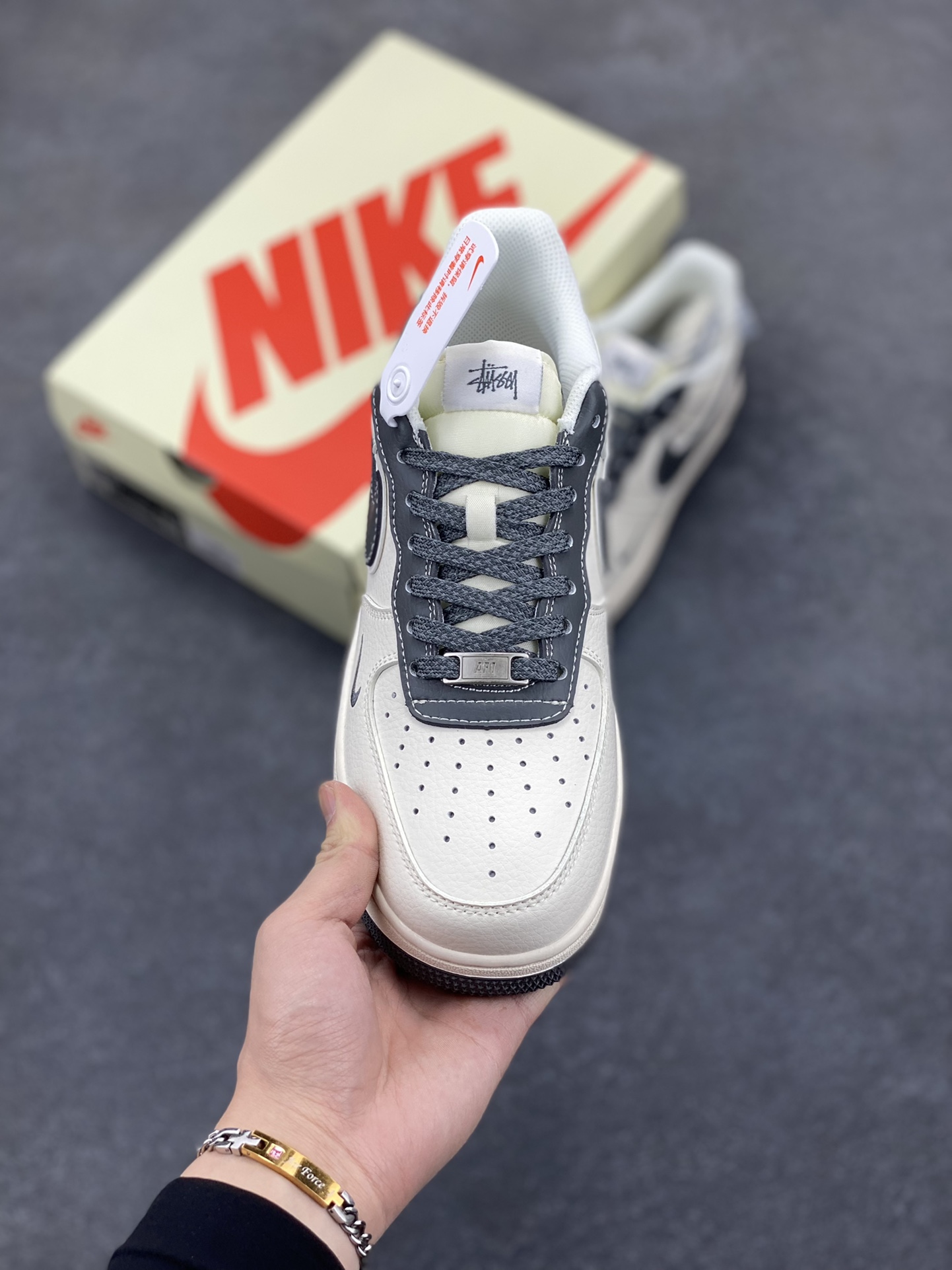 图片[2]-NIke Air Force 1 \’07 Low “斯图西联名——花岗石灰”空军一号 低帮 运动鞋 休闲鞋 折边针车 工艺难度大 原楦头原纸板 原装鞋盒 定制五金配件 内置全掌气垫 原厂鞋底 货号：XZ6188-226 尺码：36 36.5 37.5 38 38.5 39 40 40.5 41 42 42.5 43 44 44.5 45-选品中心