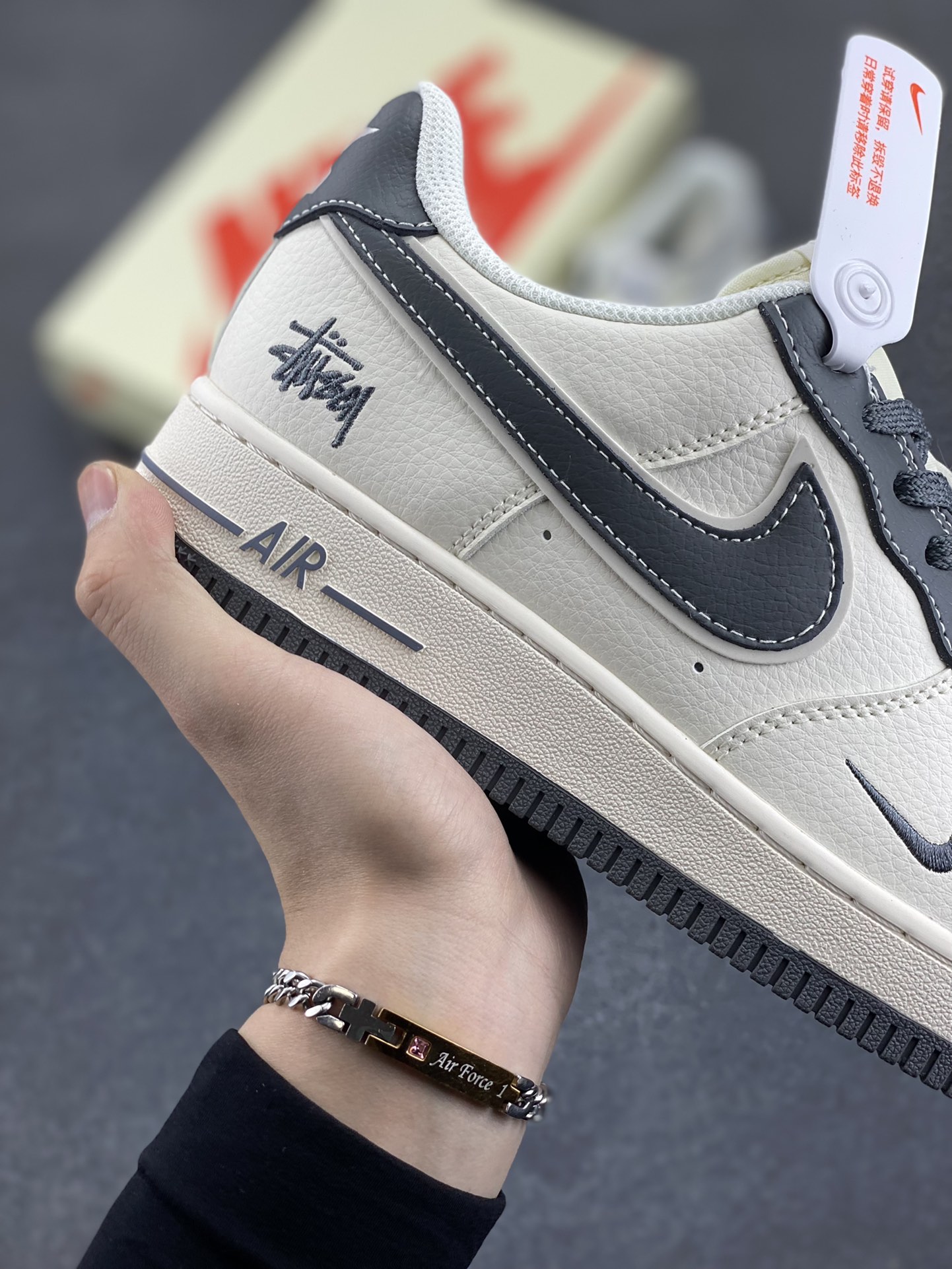 图片[6]-NIke Air Force 1 \’07 Low “斯图西联名——花岗石灰”空军一号 低帮 运动鞋 休闲鞋 折边针车 工艺难度大 原楦头原纸板 原装鞋盒 定制五金配件 内置全掌气垫 原厂鞋底 货号：XZ6188-226 尺码：36 36.5 37.5 38 38.5 39 40 40.5 41 42 42.5 43 44 44.5 45-选品中心