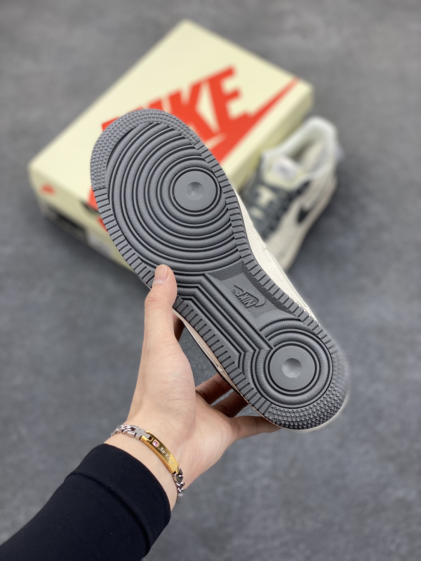 图片[5]-NIke Air Force 1 \’07 Low “斯图西联名——花岗石灰”空军一号 低帮 运动鞋 休闲鞋 折边针车 工艺难度大 原楦头原纸板 原装鞋盒 定制五金配件 内置全掌气垫 原厂鞋底 货号：XZ6188-226 尺码：36 36.5 37.5 38 38.5 39 40 40.5 41 42 42.5 43 44 44.5 45-选品中心