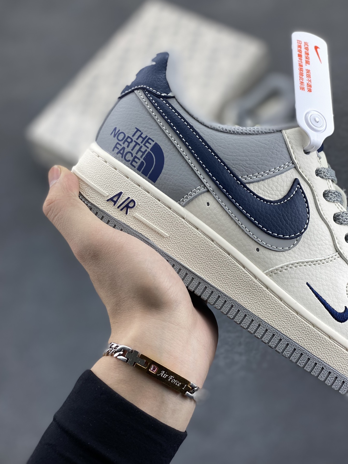 图片[6]-NIke Air Force 1 \’07 Low “北面联名——灰蓝双勾”空军一号 低帮 运动鞋 休闲鞋 折边针车 工艺难度大 原楦头原纸板 原装鞋盒 定制五金配件 内置全掌气垫 原厂鞋底 货号：XS1958-520 尺码：36 36.5 37.5 38 38.5 39 40 40.5 41 42 42.5 43 44 44.5 45-选品中心