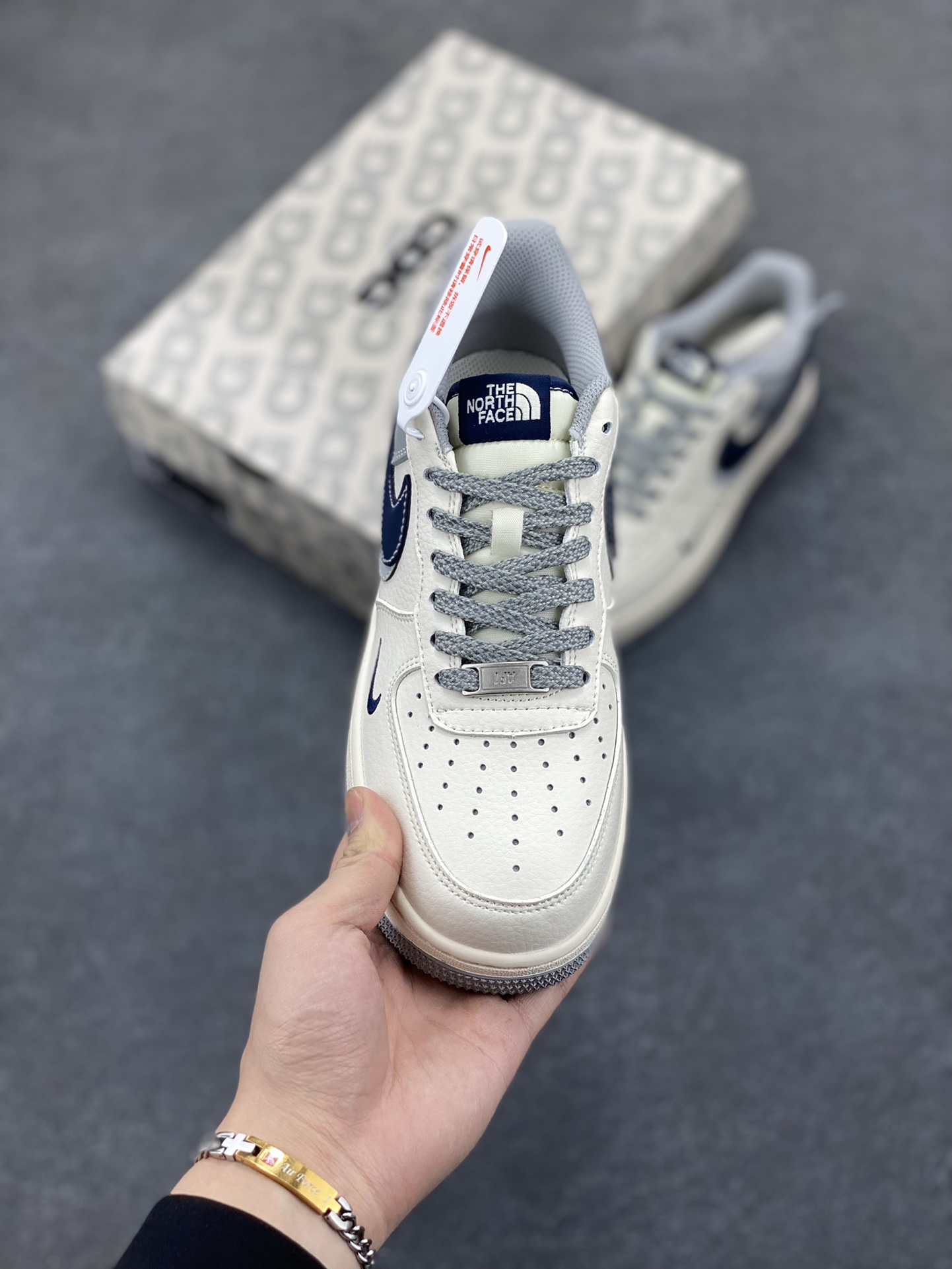 图片[2]-NIke Air Force 1 \’07 Low “北面联名——灰蓝双勾”空军一号 低帮 运动鞋 休闲鞋 折边针车 工艺难度大 原楦头原纸板 原装鞋盒 定制五金配件 内置全掌气垫 原厂鞋底 货号：XS1958-520 尺码：36 36.5 37.5 38 38.5 39 40 40.5 41 42 42.5 43 44 44.5 45-选品中心